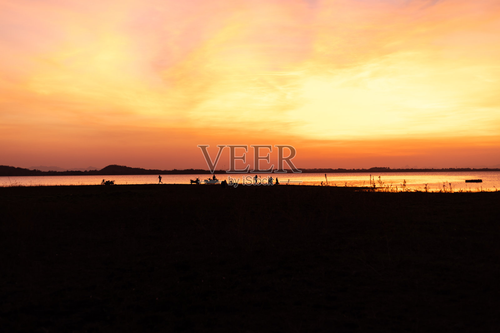 天空中的云是日落还是日出。照片摄影图片