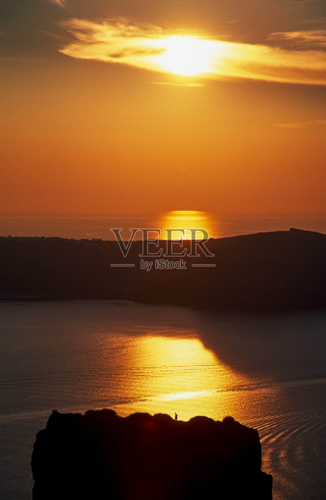 扫描幻灯片的历史彩色照片的日落或日出在火山口的圣都灵与岩石上的一个人的剪影照片摄影图片