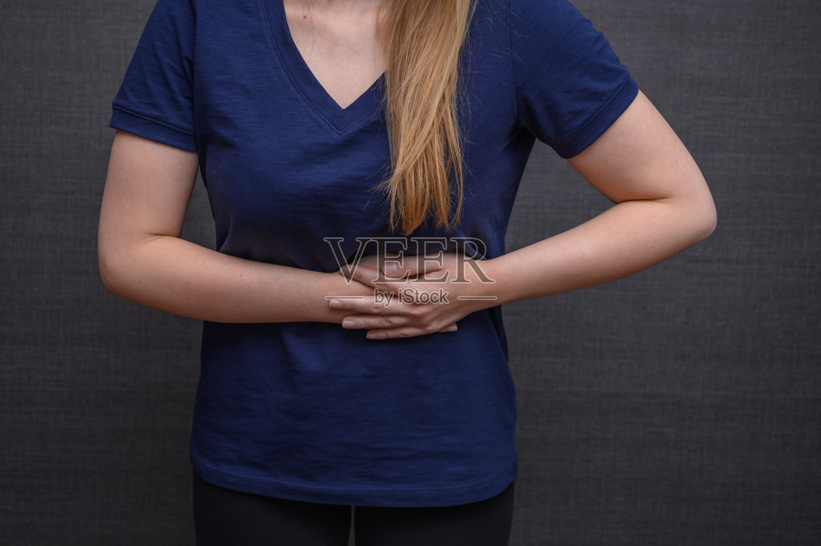 左侧腹部疼痛，受苦的女人展示了疼痛的地方照片摄影图片