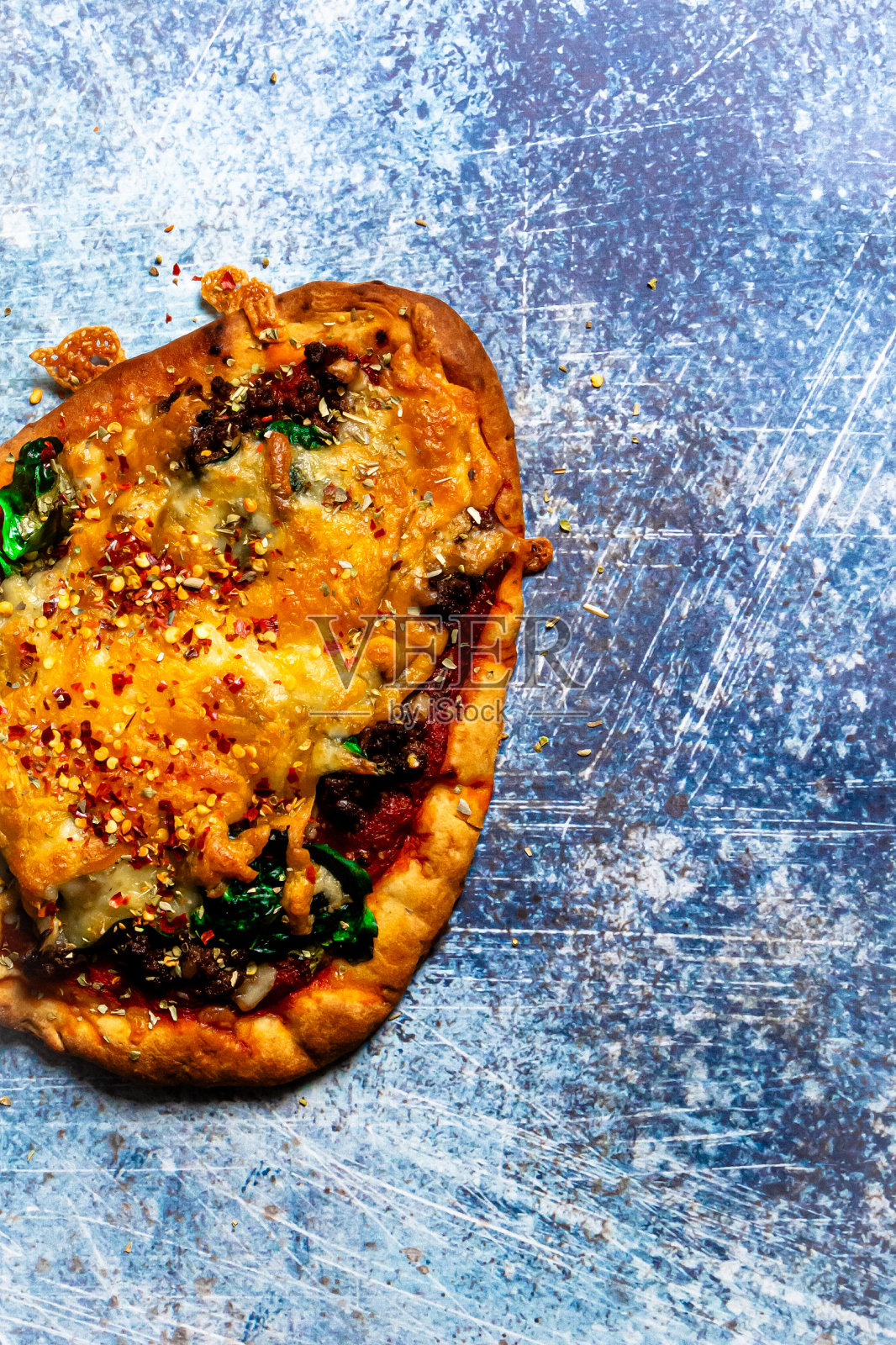 自制的健康披萨，周围有负(复制)空间。照片摄影图片