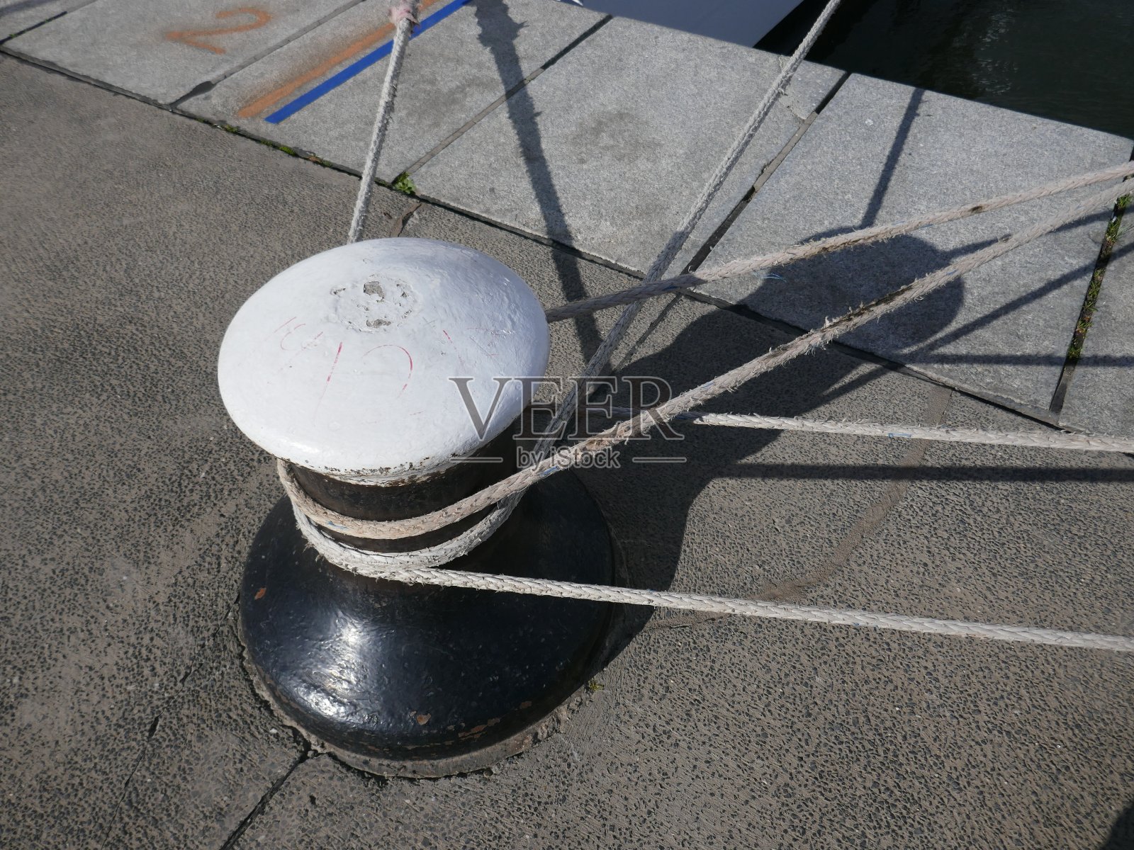 混凝土船坞上带系缆的系泊柱照片摄影图片