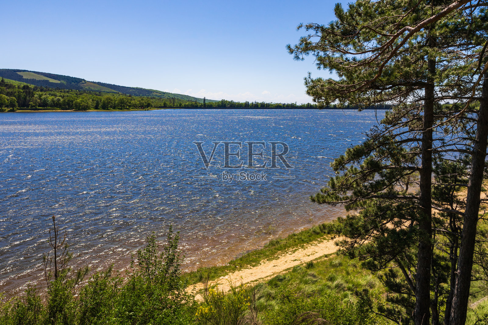 被联合国教科文组织列为世界文化遗产的圣费尔杰湖，四周环绕着松树照片摄影图片