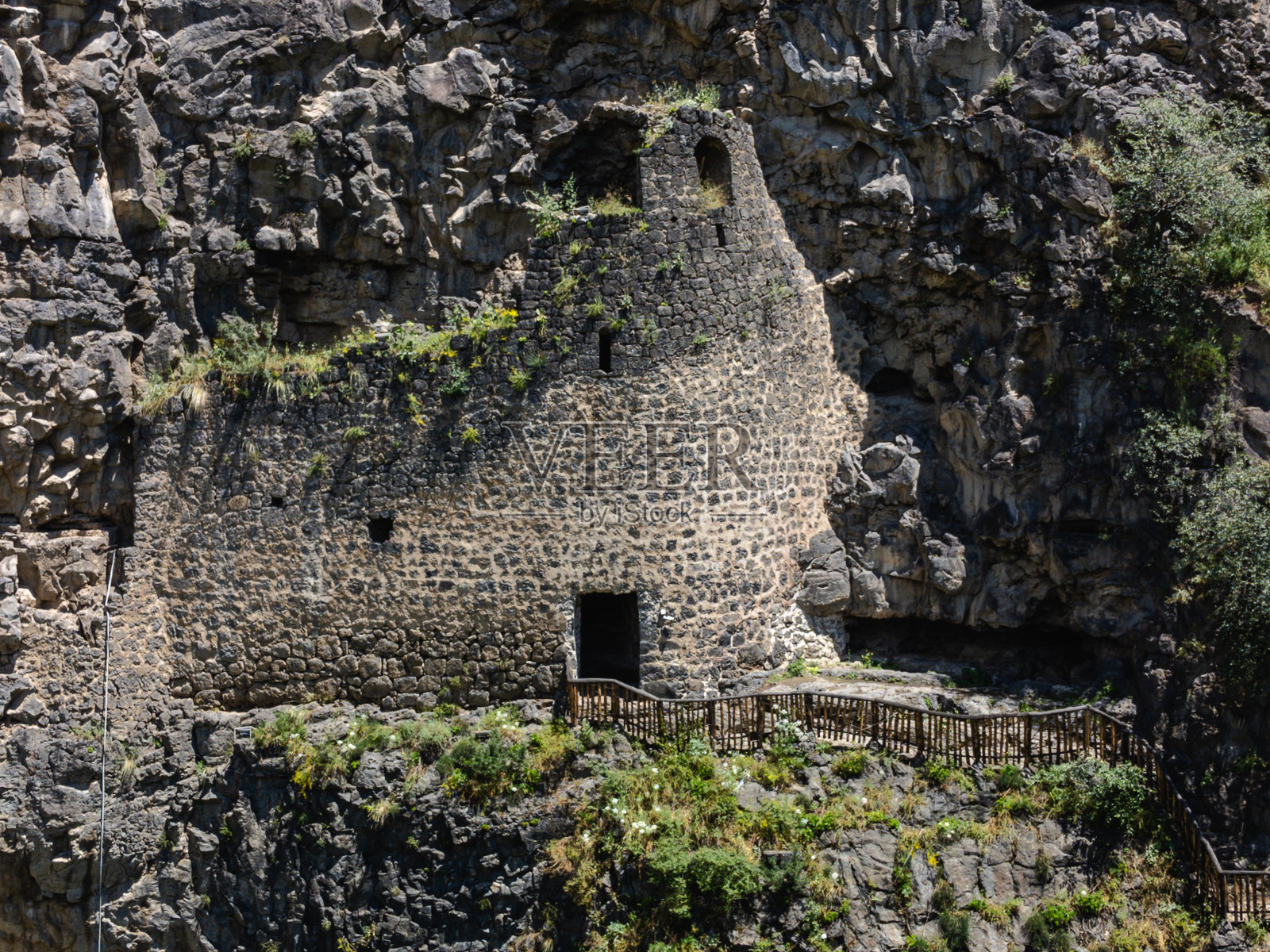 亚美尼亚山区岩石中的一座古老堡垒。航空摄影。照片摄影图片