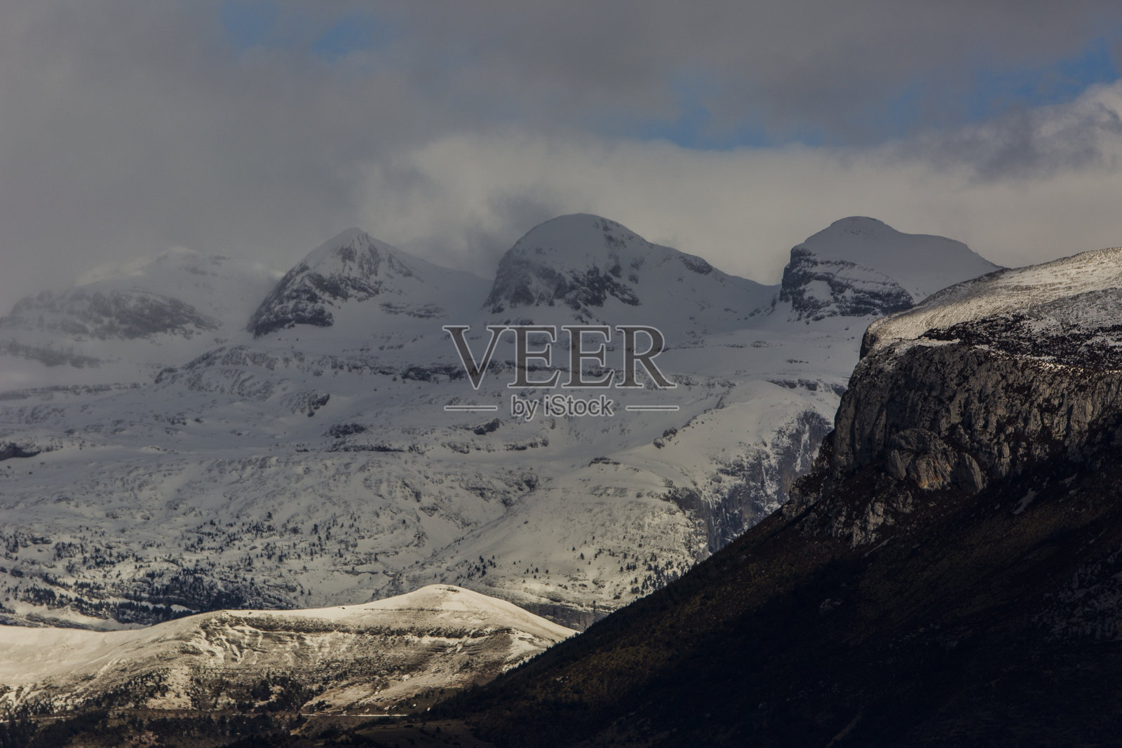 冬季在西班牙比利牛斯山的奥尔德萨和蒙特佩尔迪多国家公园照片摄影图片
