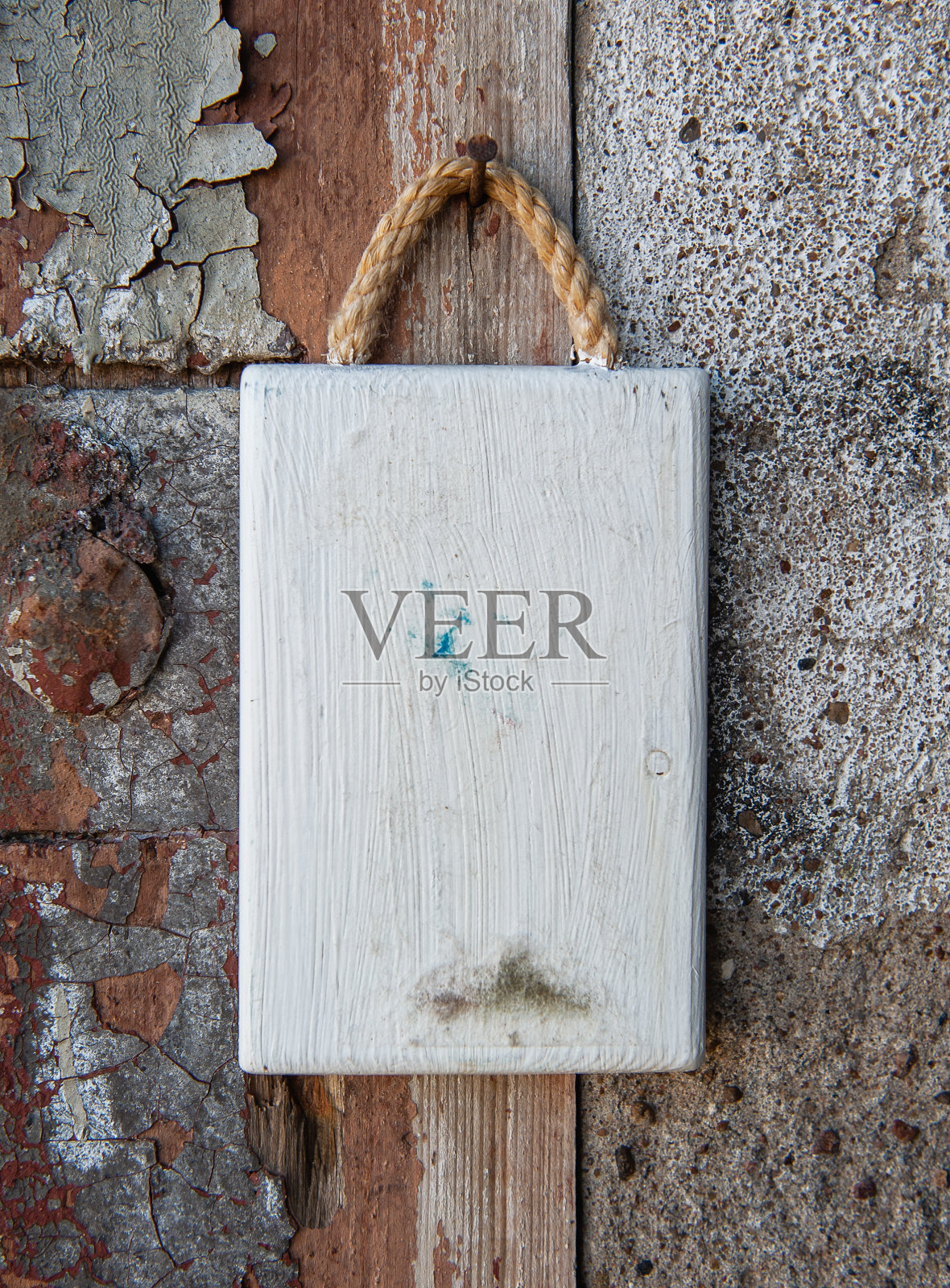 老旧的白木板空白招牌在老旧的墙面背景上照片摄影图片