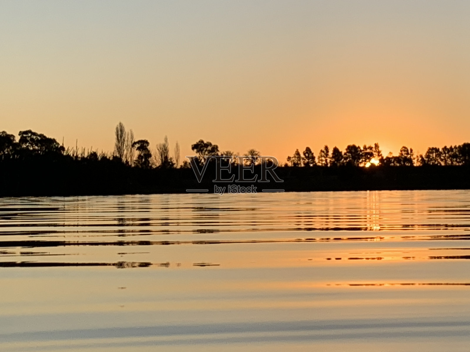 夕阳反射照片摄影图片