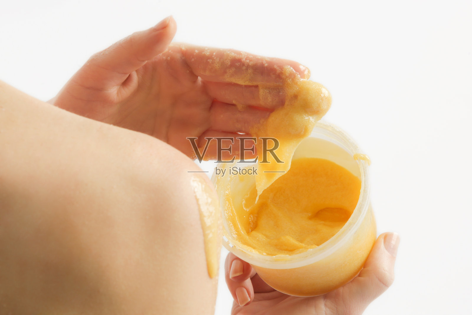 美容护肤。年轻女子用水果磨砂膏擦拭身体。照片摄影图片