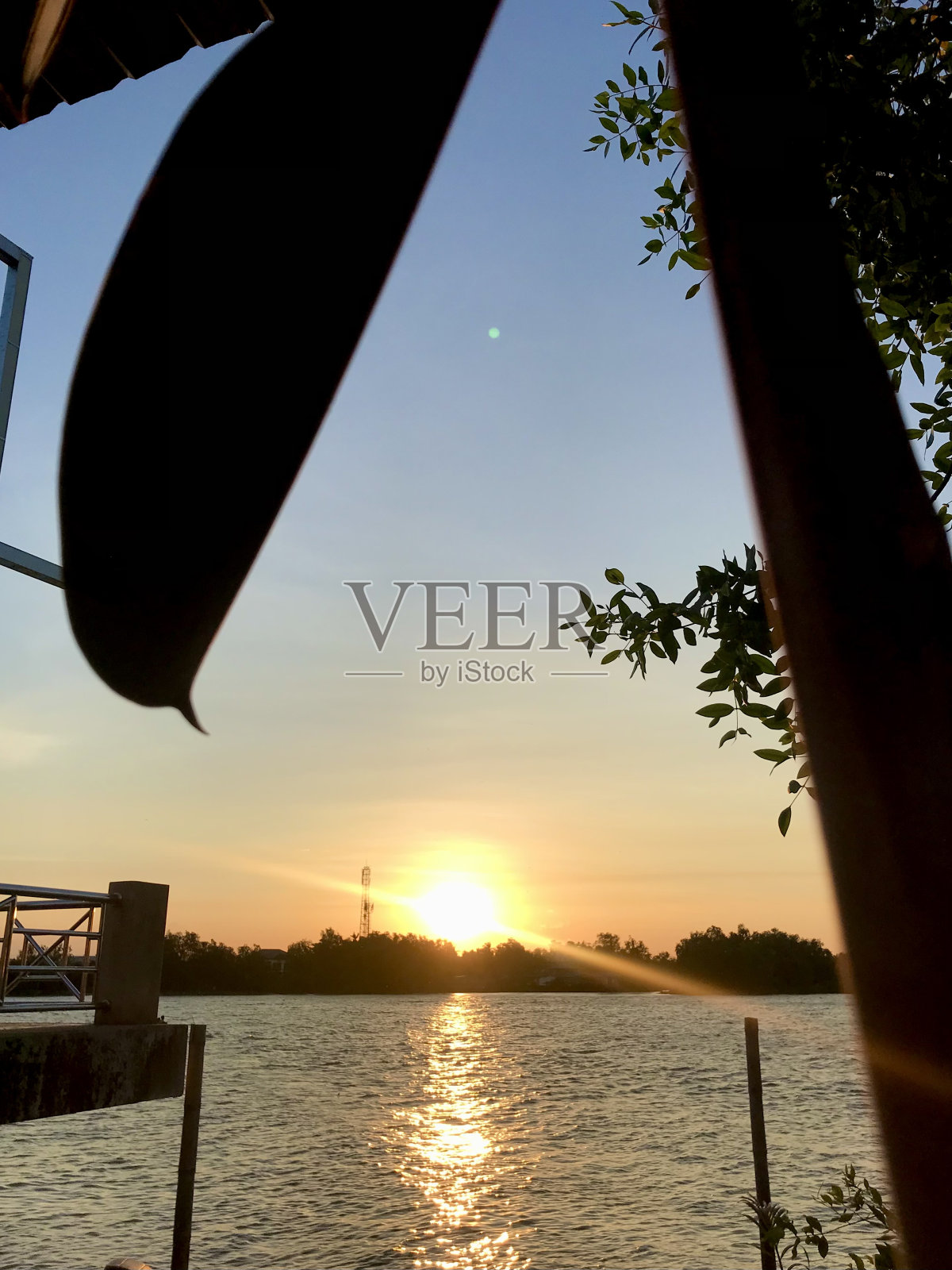 水边的日落照片摄影图片