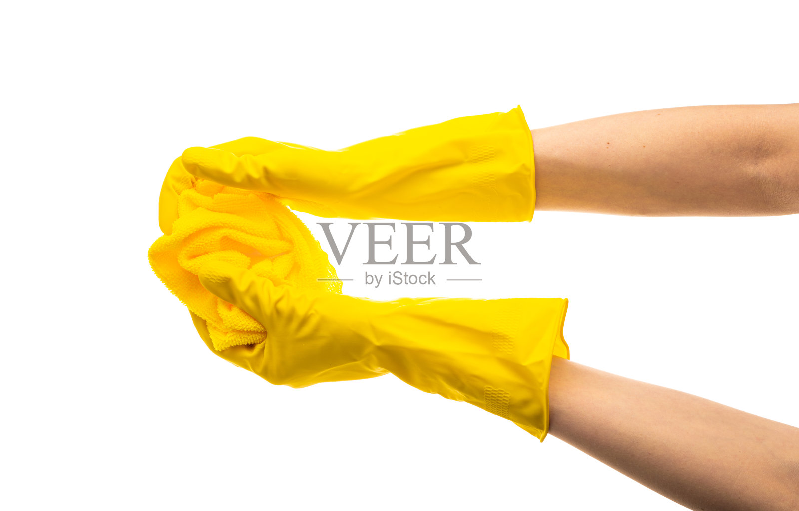 双手举起黄色橡胶清洁手套，拿着隔离在白色背景上的抹布。放文字的地方。专业清洁理念照片摄影图片