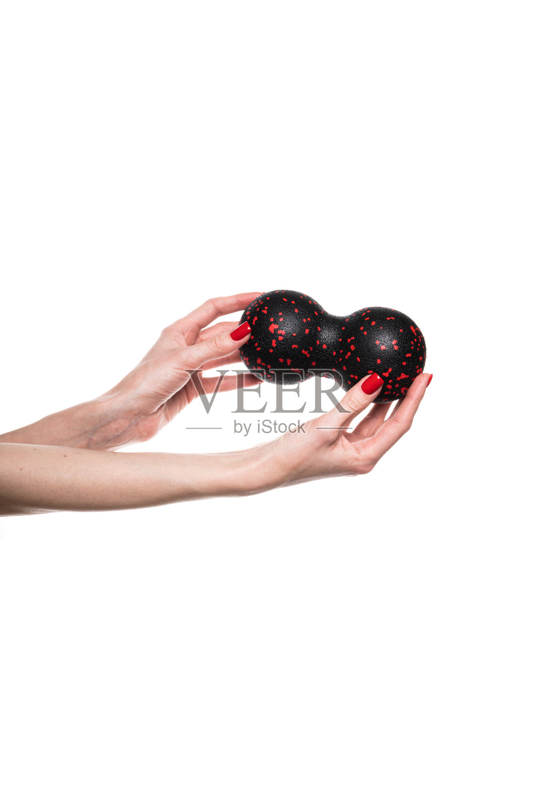 黑色双球或花生球按摩器在女性手中。健身运动器材。孤立在白色背景上照片摄影图片