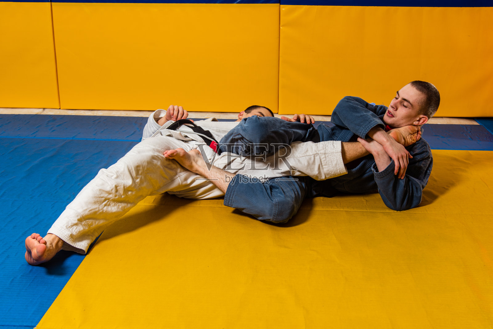 巴西柔术和格斗训练的男子在自卫健身房照片摄影图片