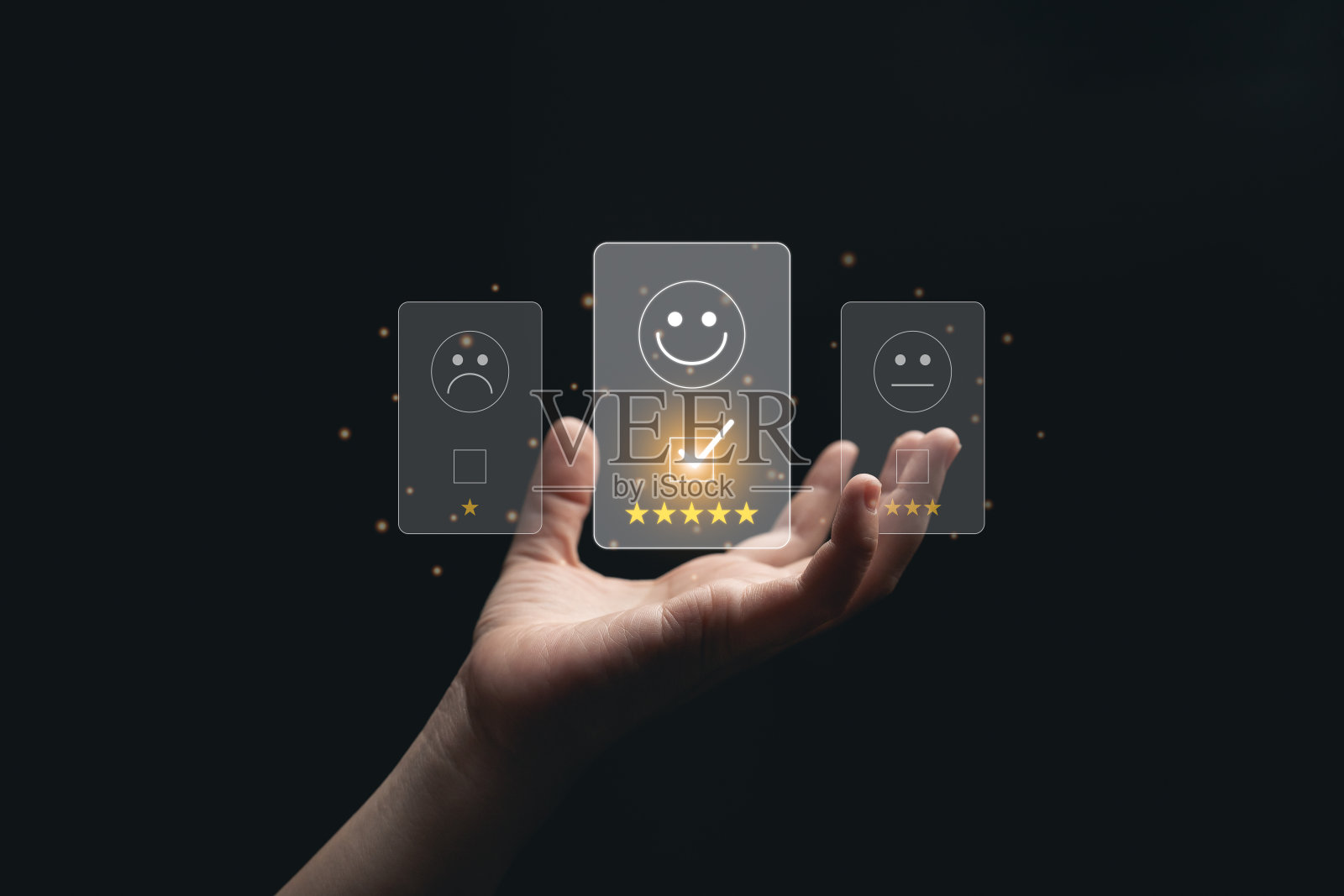 女商人给予五星虚拟图标积极微笑快乐情绪，提供优质服务。质量保证，标准保证，ISO认证，质量保证。照片摄影图片