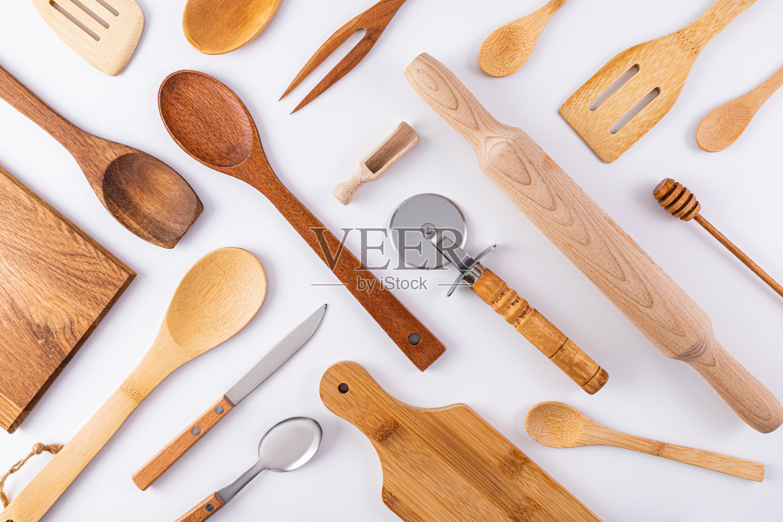 厨房木器，白色背景的烹饪工具。平面平行对角布局。厨房美丽的背景。封面。布局。照片摄影图片