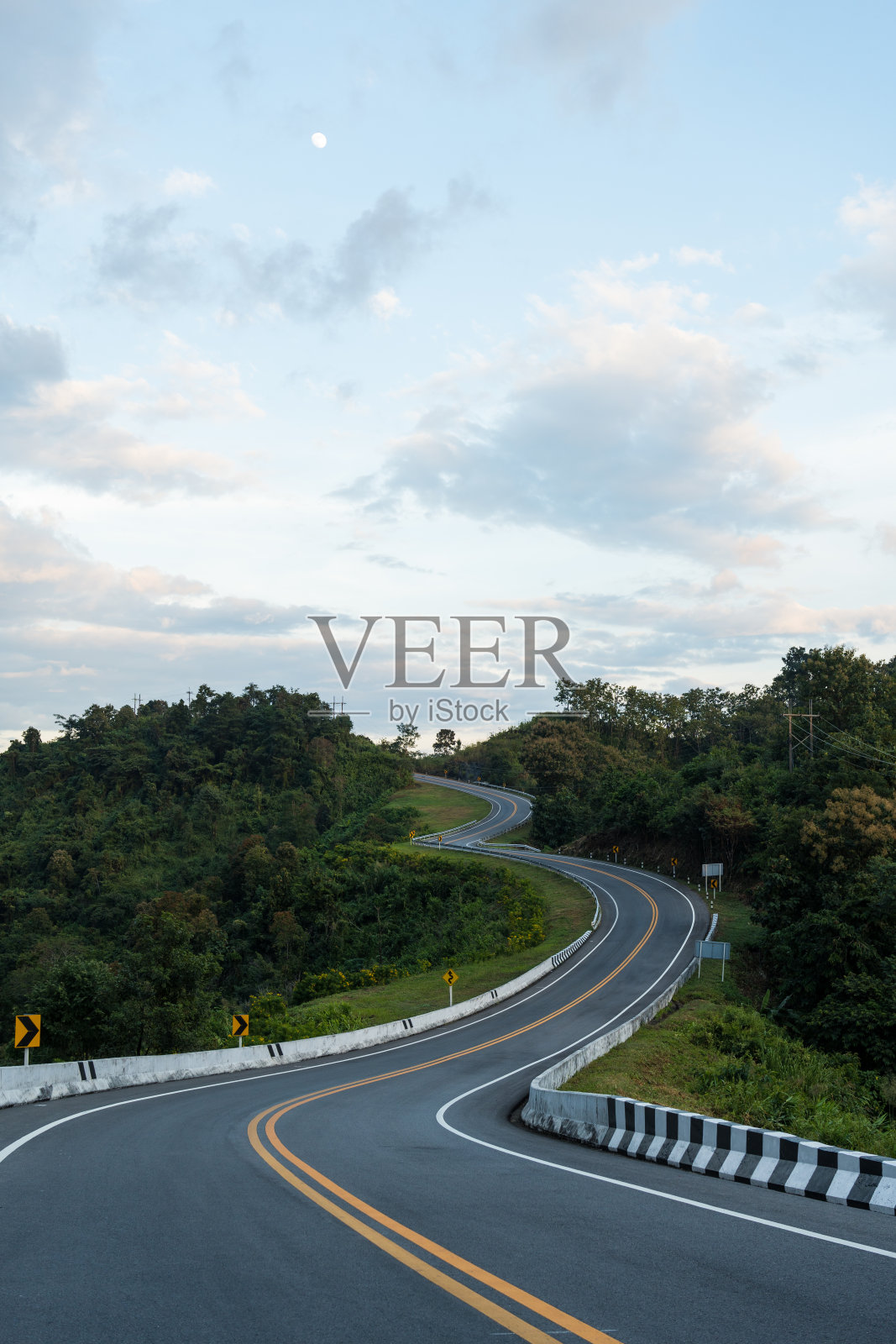 泰国南省第三路这是一个标志性的旅游景点，位于泰国南部的博克鲁亚区。照片摄影图片