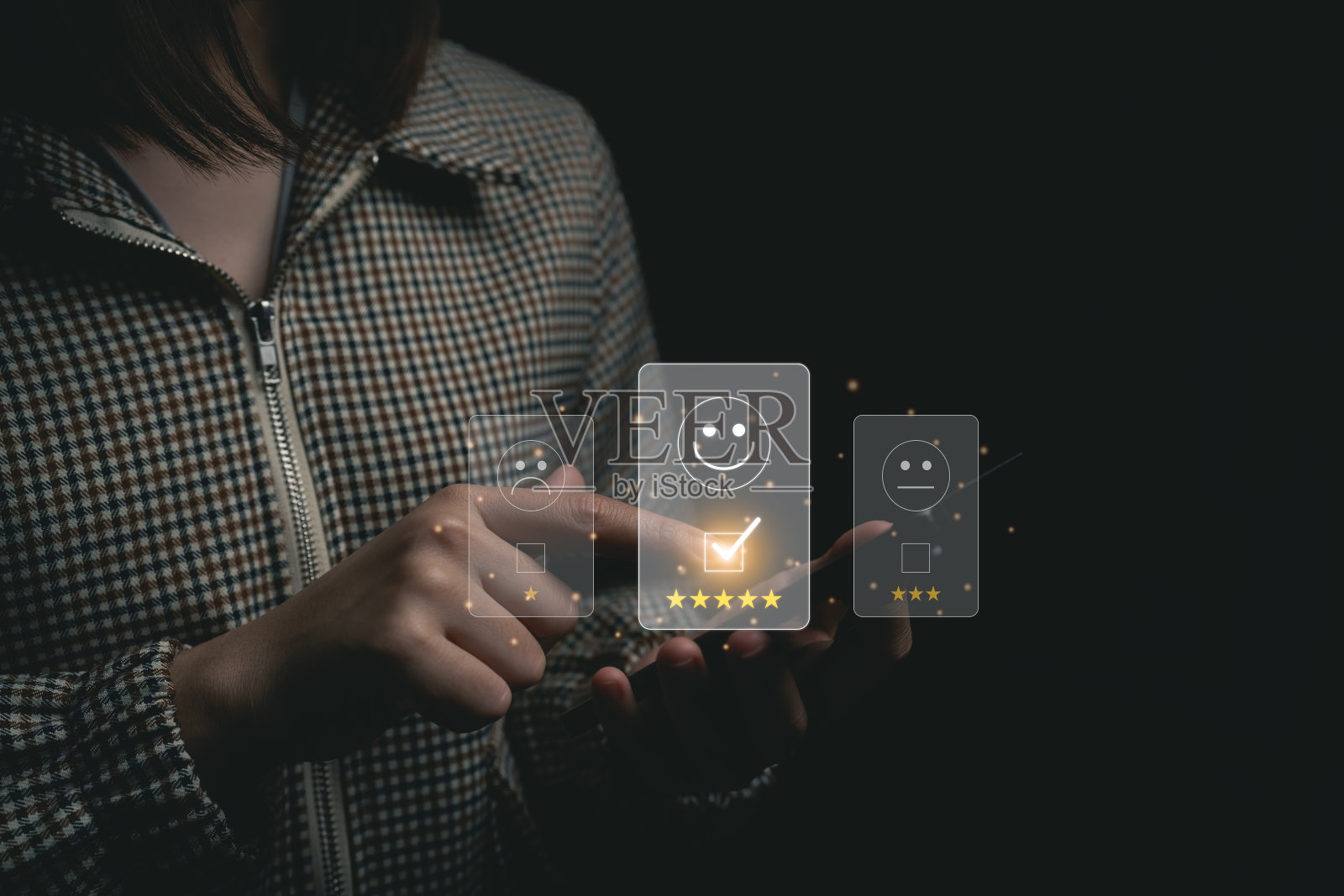 女商人给予五星虚拟图标积极微笑快乐情绪，提供优质服务。质量保证，标准保证，ISO认证，质量保证。照片摄影图片