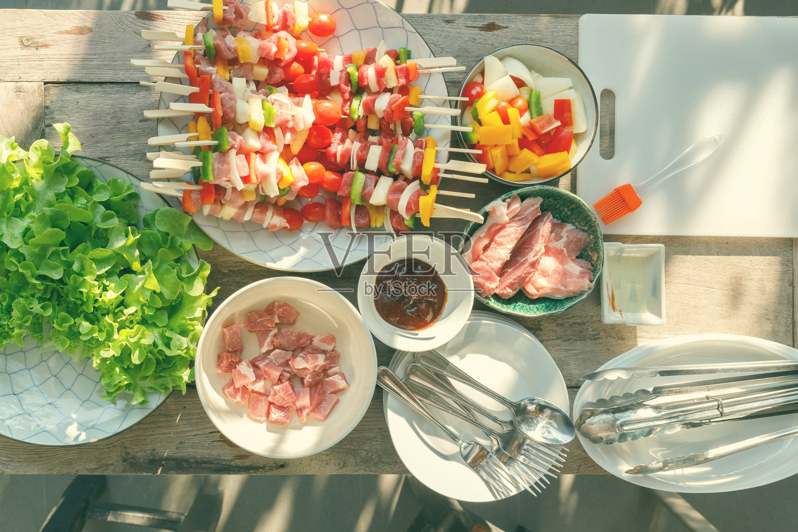 生烧烤的俯视图是为用餐或聚会准备的。照片摄影图片