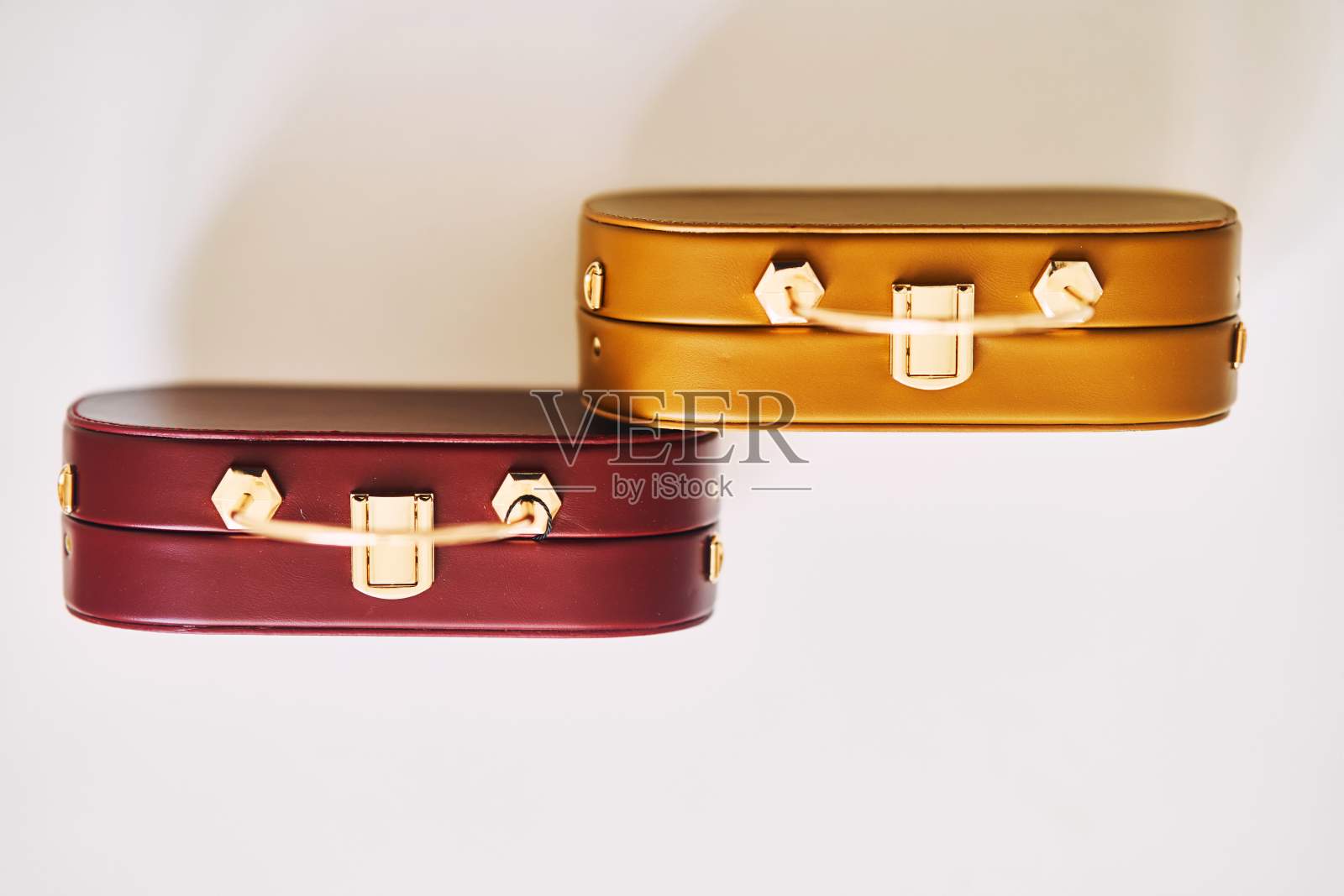 两个时尚的女性皮革手袋，白色背景照片摄影图片