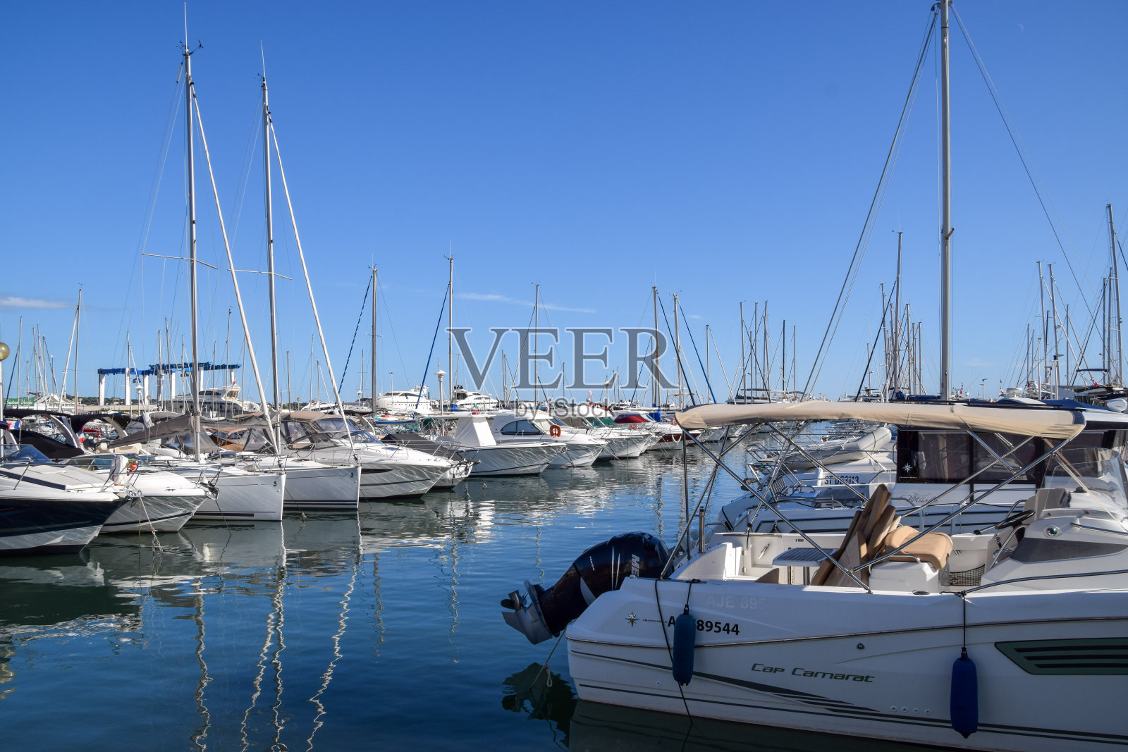 帆船停泊在法国南部的昂蒂布照片摄影图片