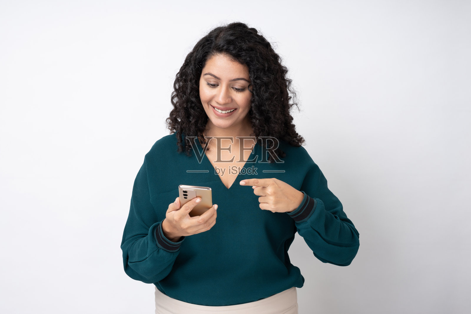 年轻的女商人的肖像与卷曲的发型穿时髦的聪明的休闲服装孤立的白色背景股票照片照片摄影图片