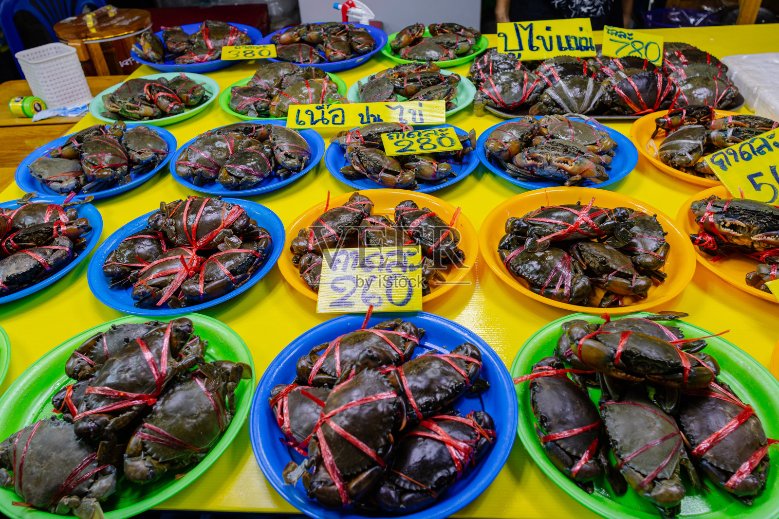 市场摊位上有蟹肉和蟹蛋出售。照片摄影图片