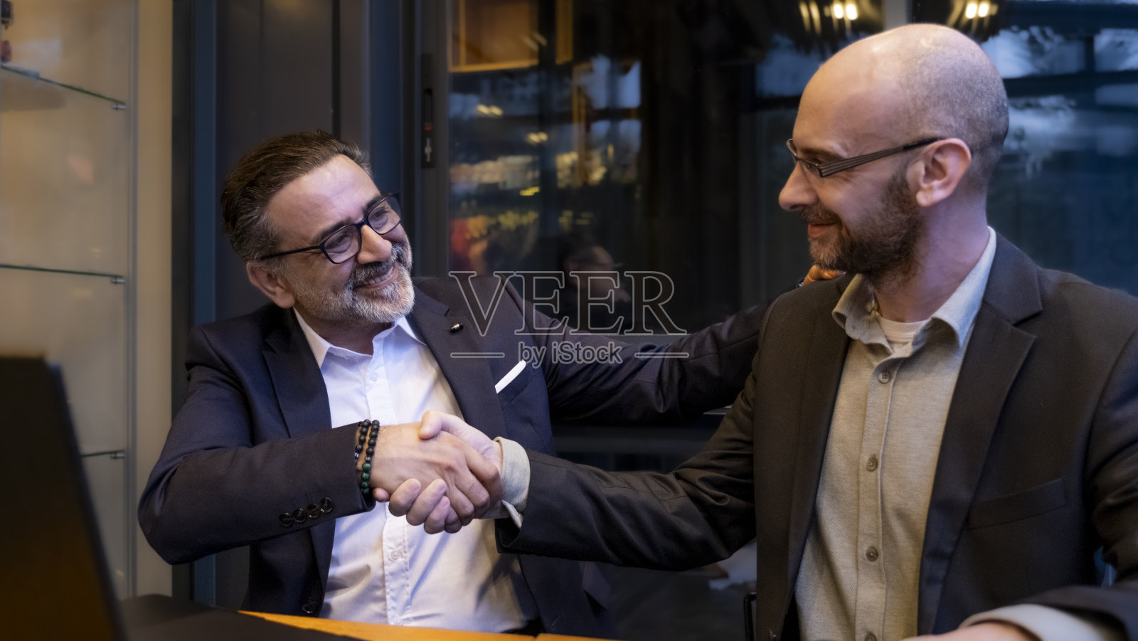 两个商人在办公室外举行的商务会议。照片摄影图片