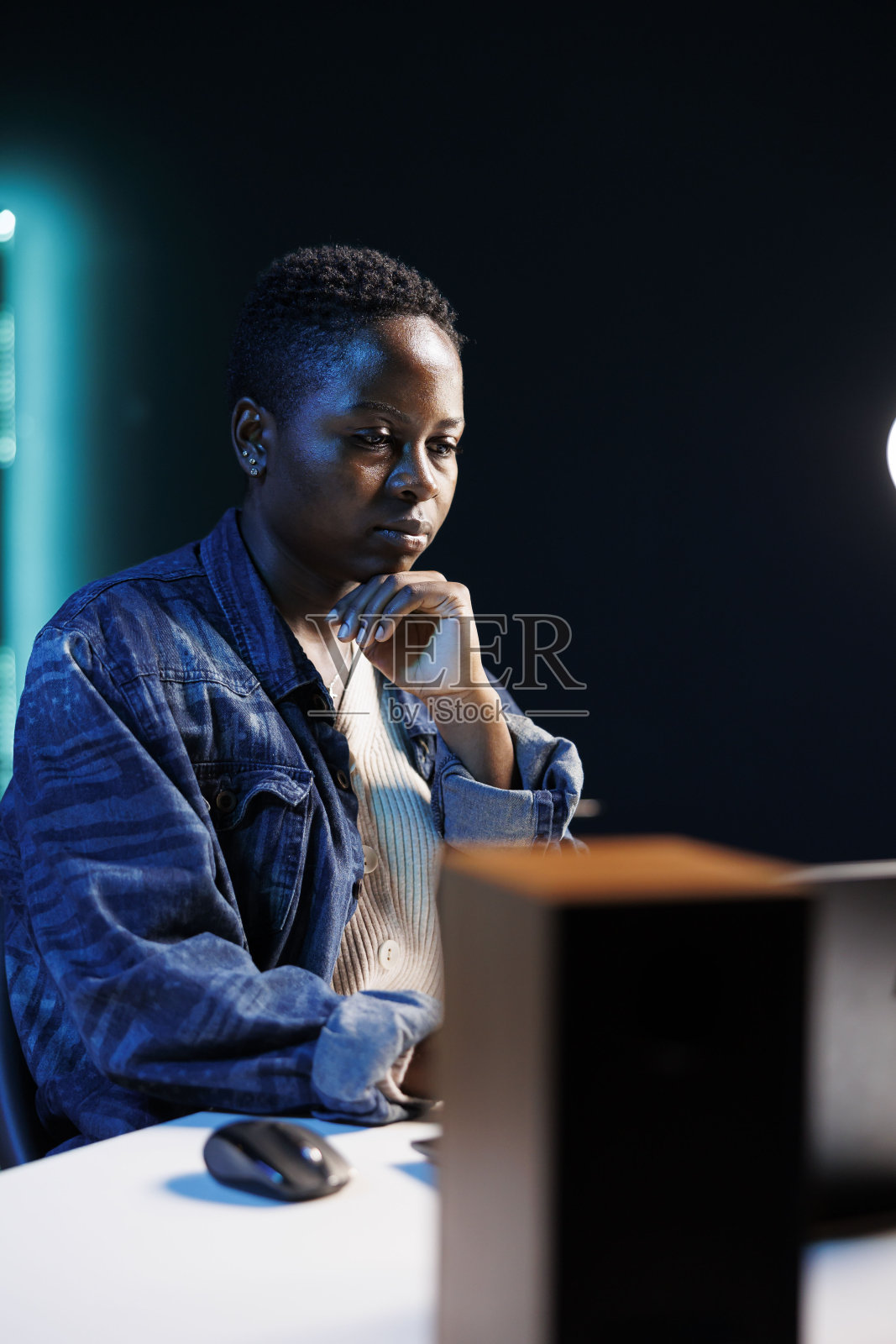 沉思的女人看着笔记本电脑照片摄影图片