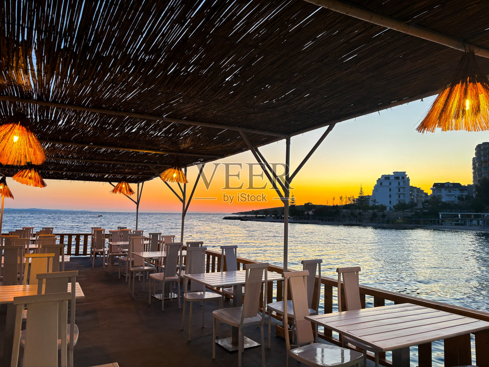 从海滩上的餐厅看日落照片摄影图片