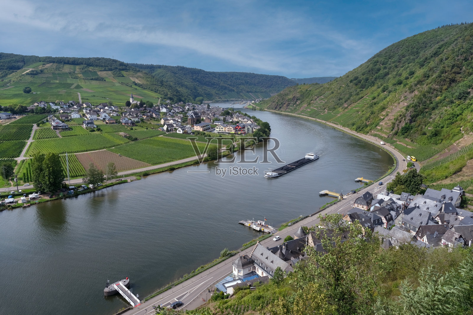 探索德国:在贝尔施泰因镇和埃伦茨-波尔特斯多夫镇之间著名的摩泽尔山谷的全景照片摄影图片