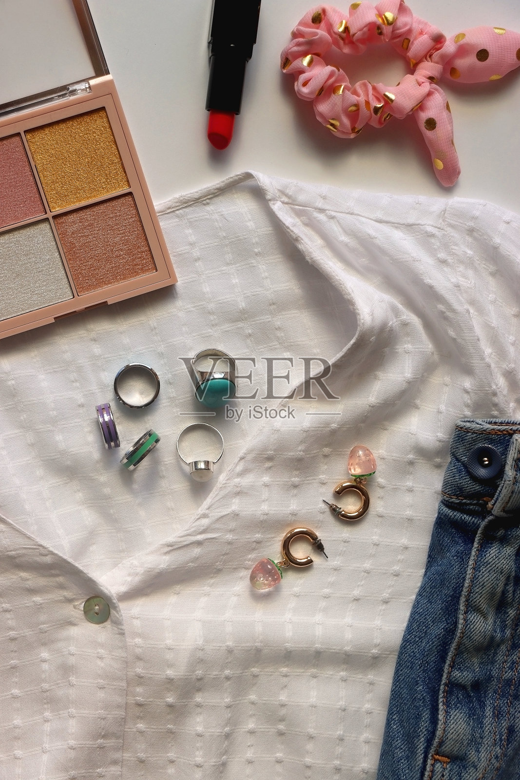 采购产品白衬衫，牛仔裙和彩色配件照片摄影图片