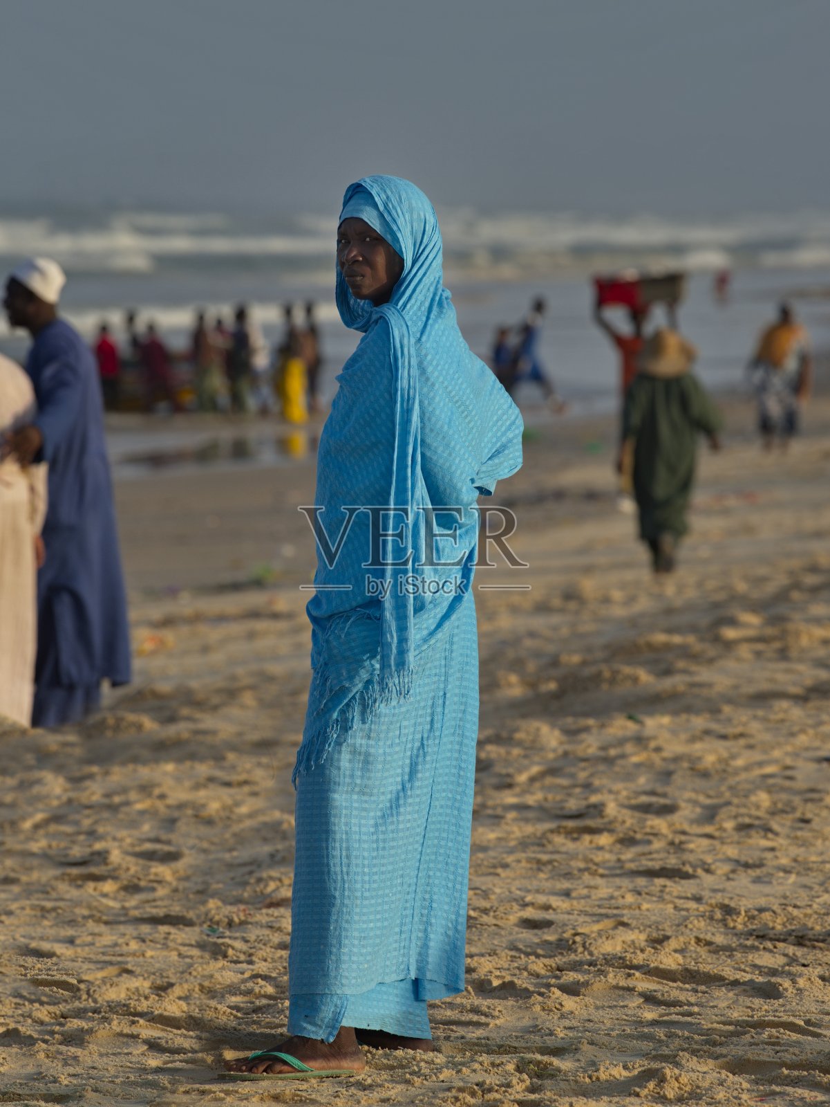 穿绿松石色连衣裙的女人照片摄影图片