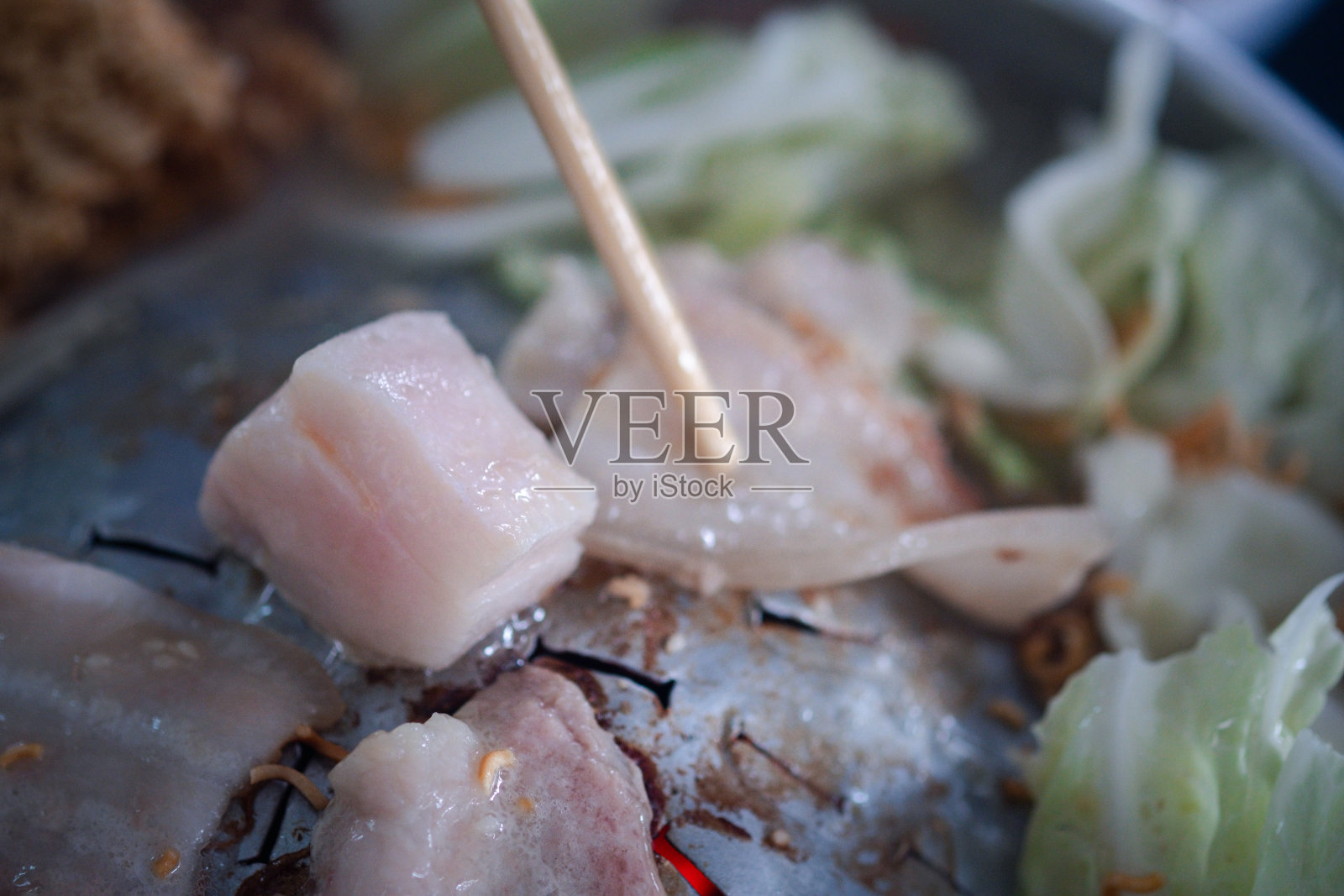 泰式烧烤，叫Moo Ka Ta。照片摄影图片