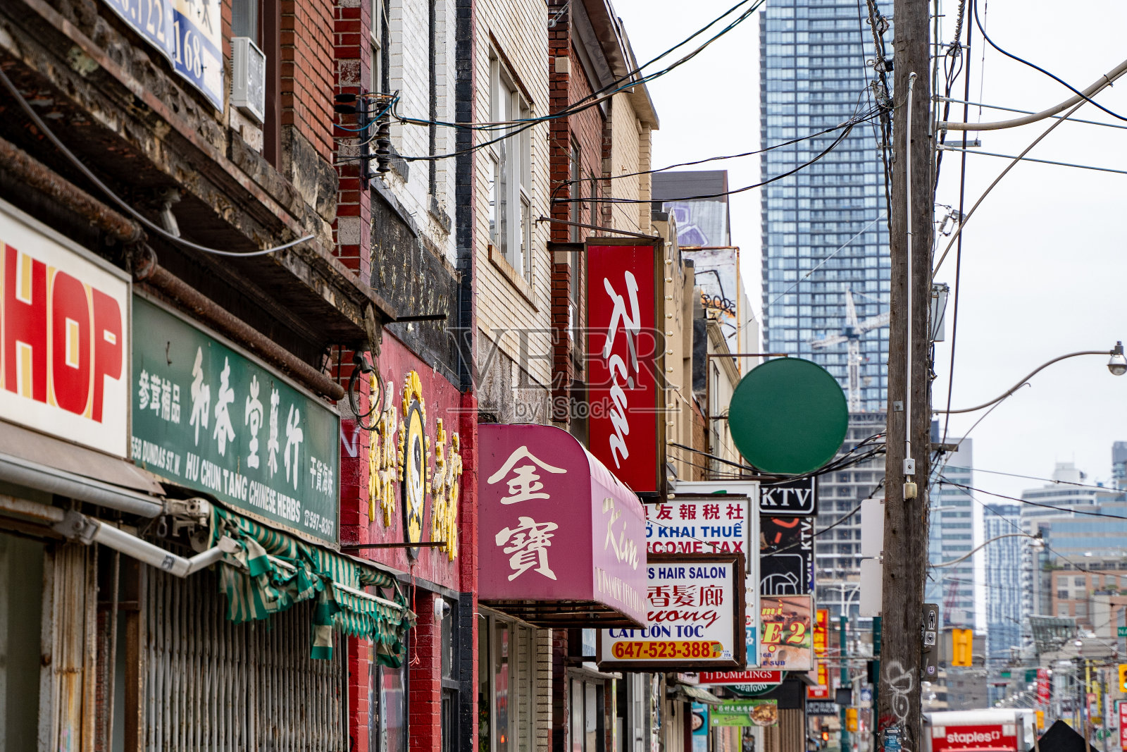 多伦多唐人街的标志。唐人街是位于多伦多市中心的华人聚居地。加拿大多伦多——2024年5月25日。照片摄影图片