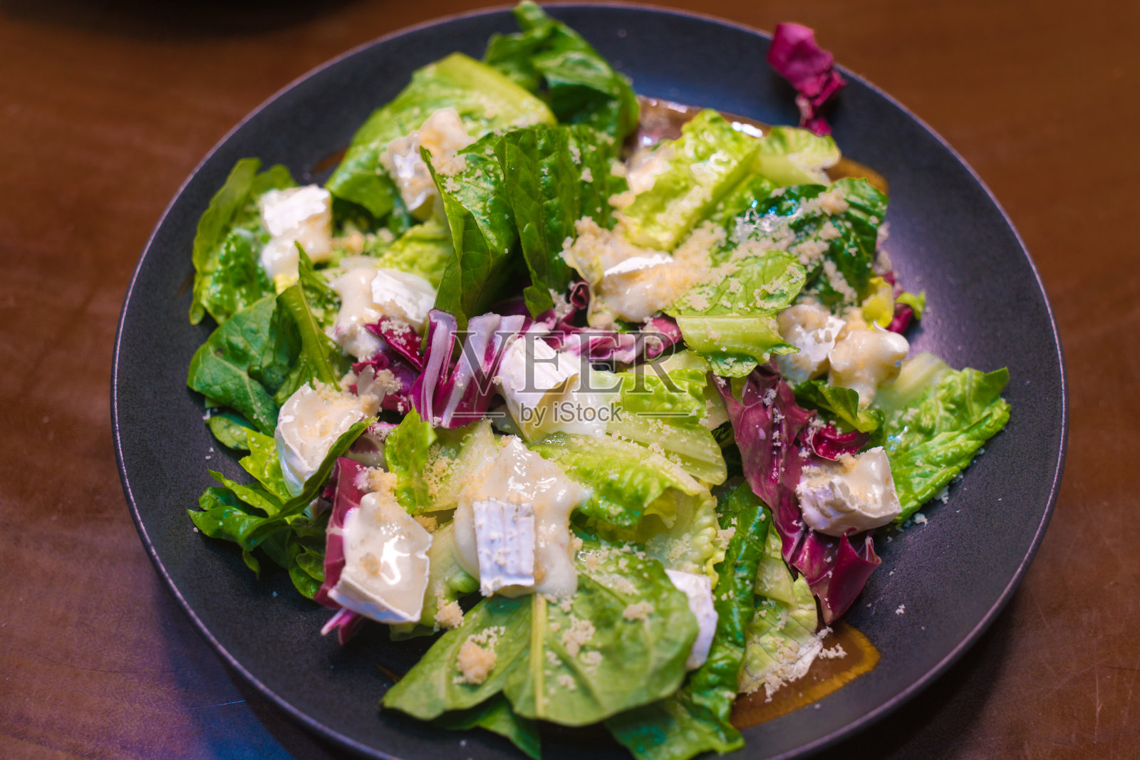 凯撒沙拉配长叶莴苣照片摄影图片