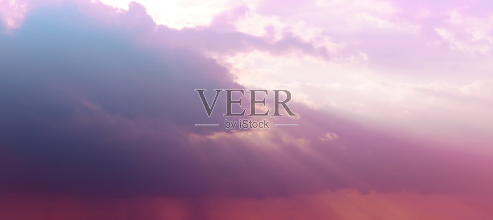 阳光在沙滩上的天空与黄昏作为日落地平线场景的颜色照片摄影图片