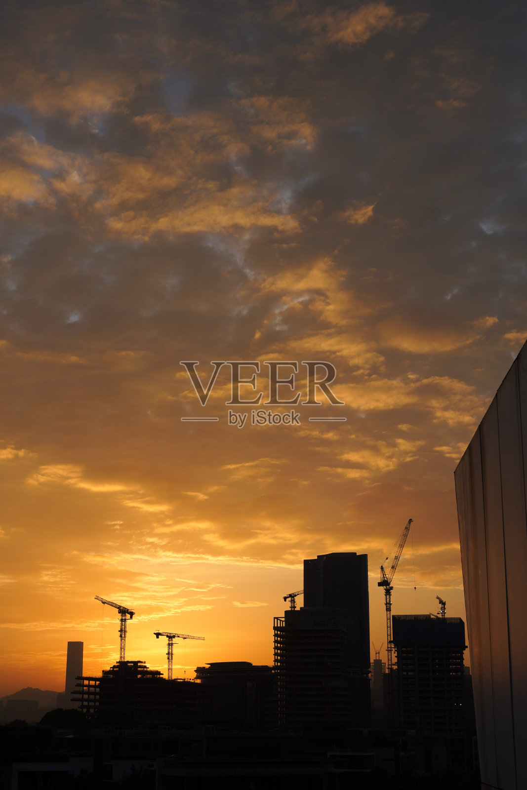 城市摩天大楼和建筑物在日落时的剪影照片摄影图片