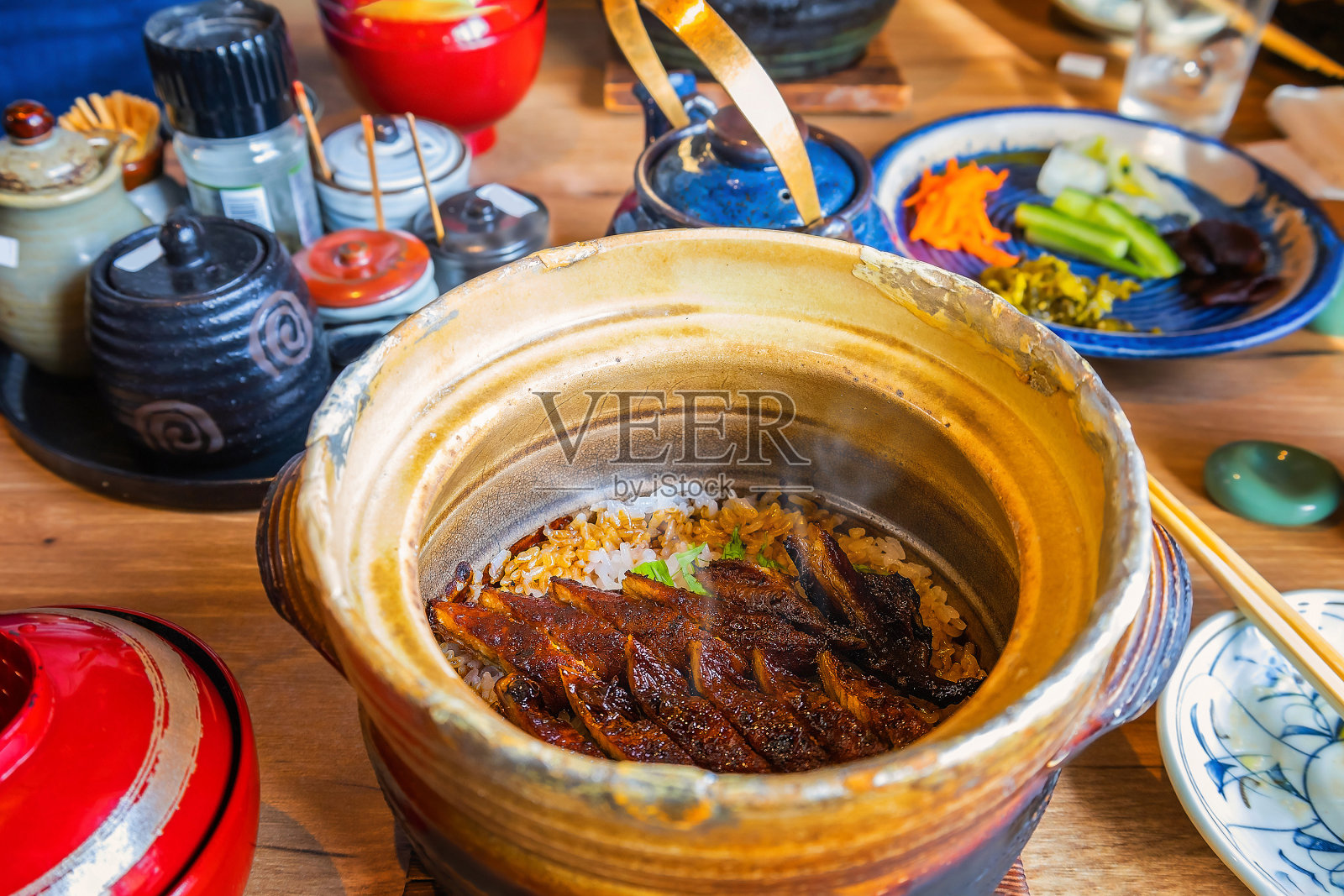 餐桌上的一套传统日本料理照片摄影图片