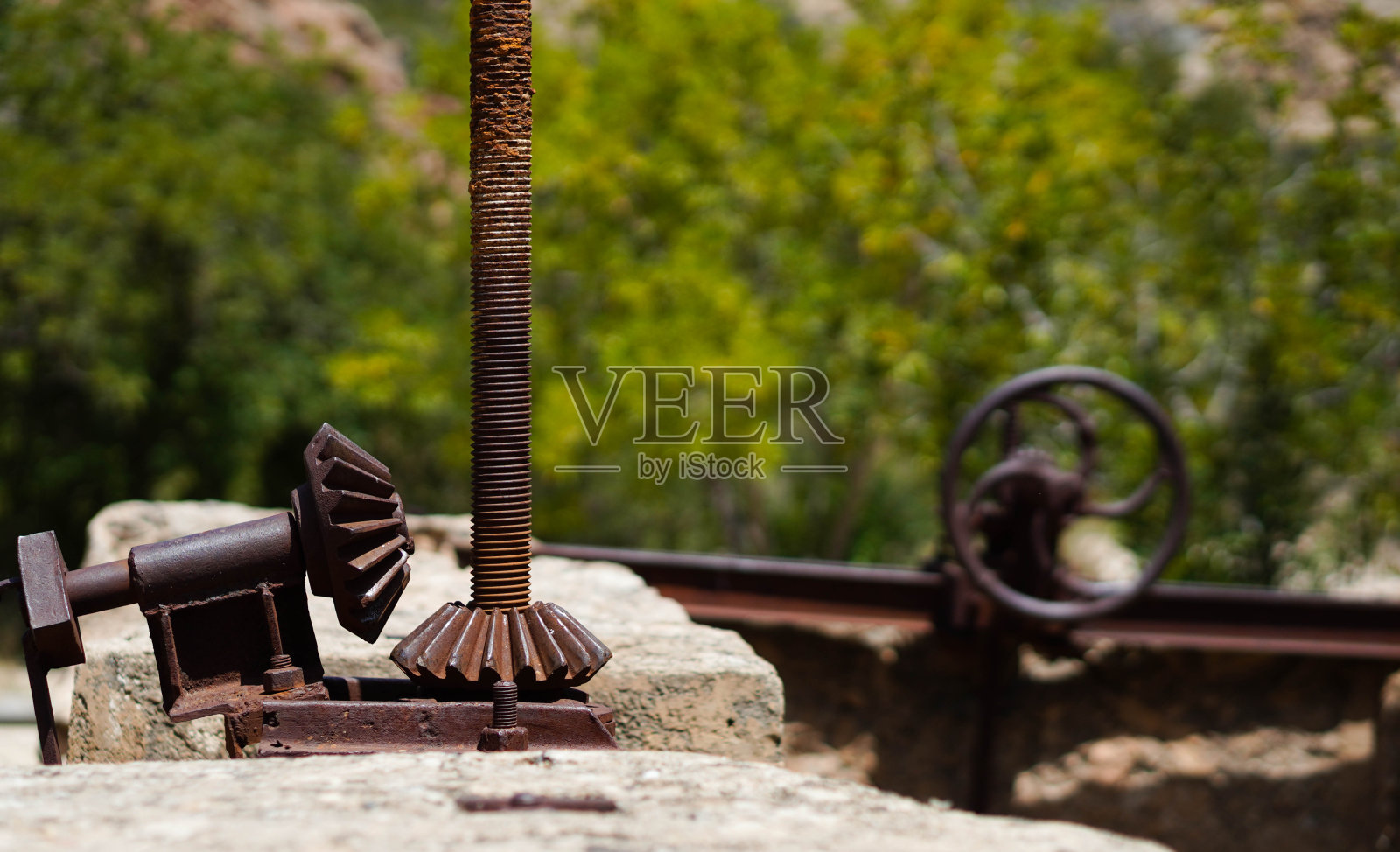 森林里古老的水门装置照片摄影图片