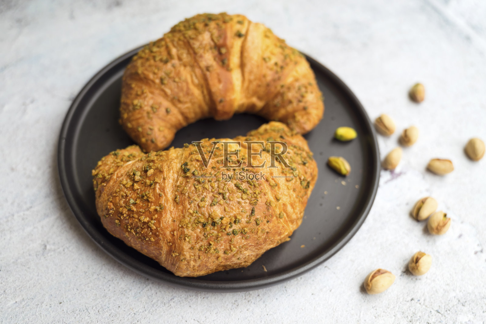 新鲜出炉的开心果羊角面包照片摄影图片