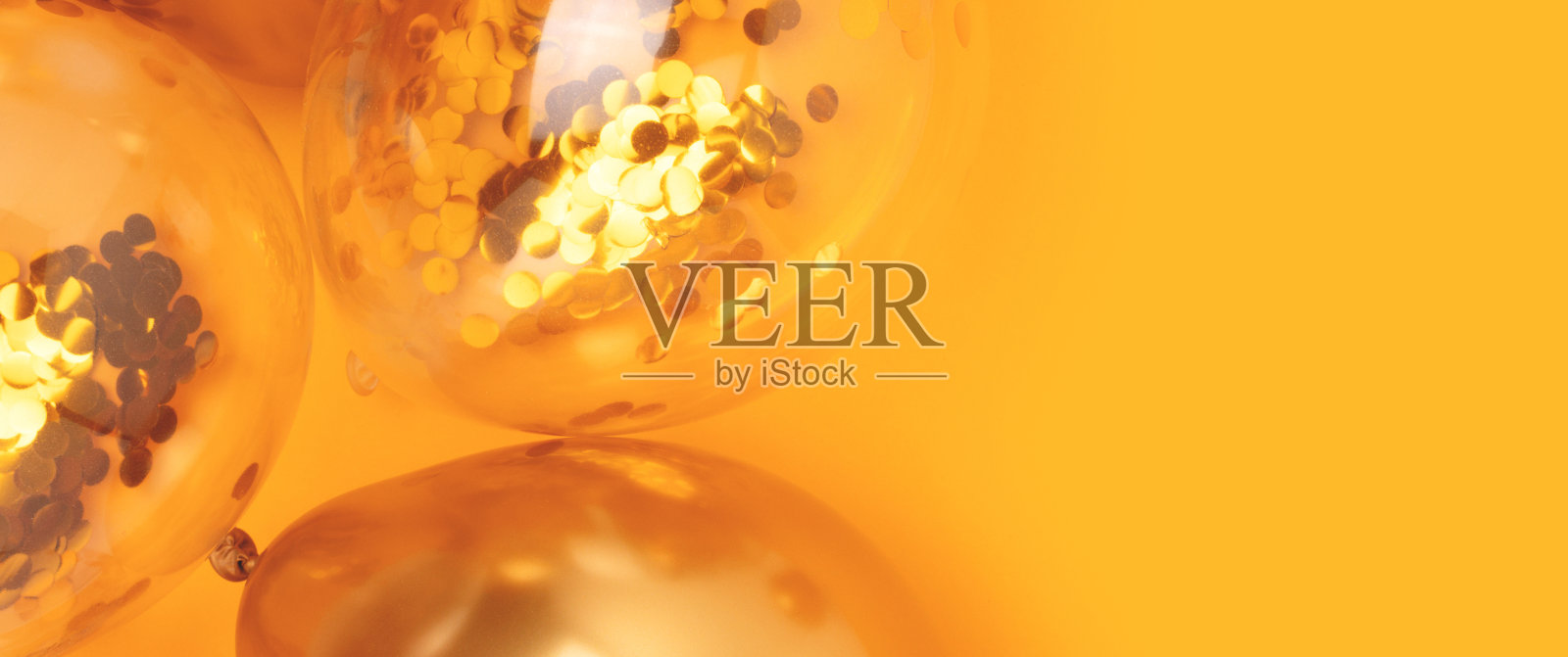 黄色背景上有金色气球的横幅。照片摄影图片