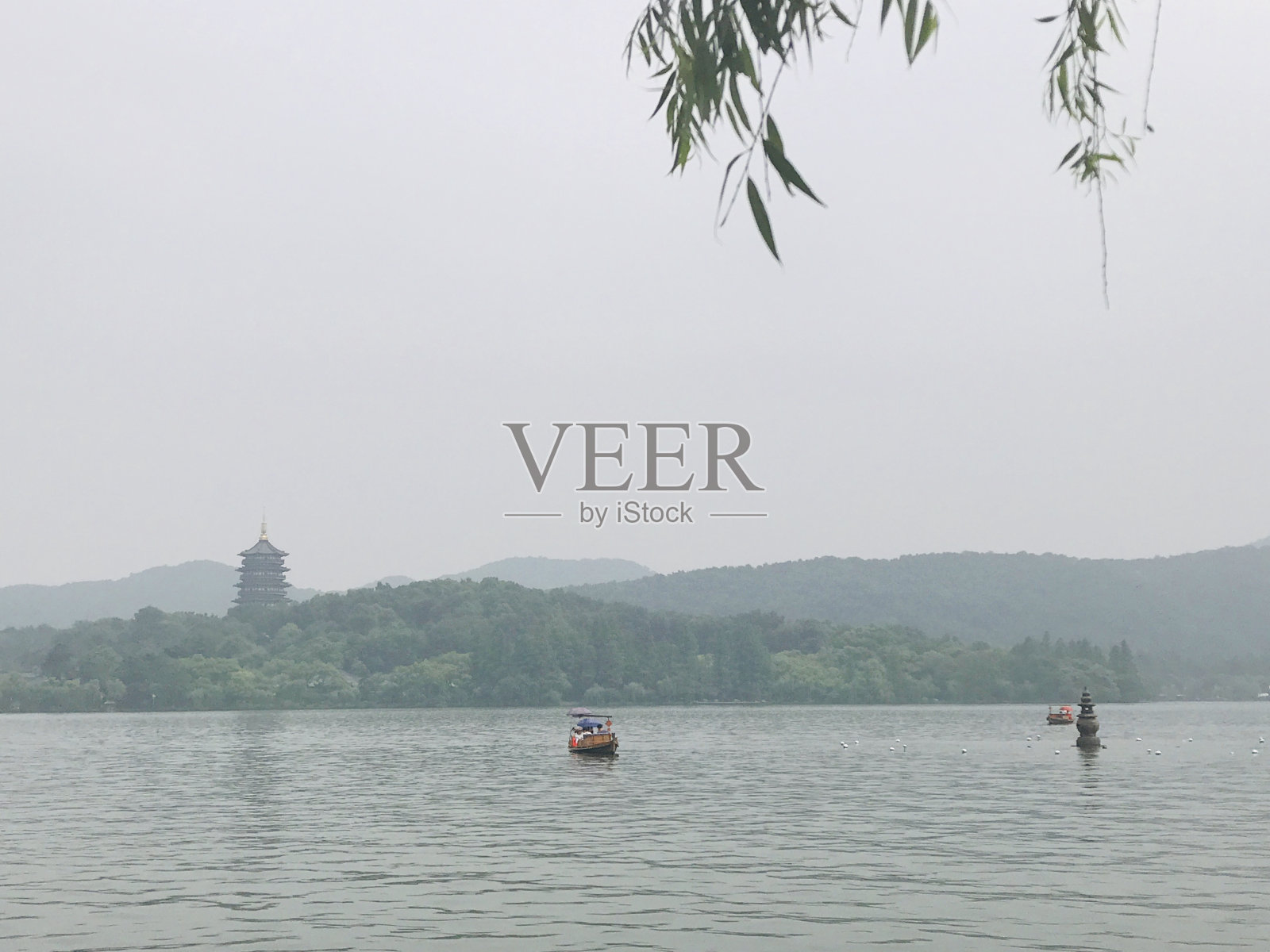 湖水上的船照片摄影图片