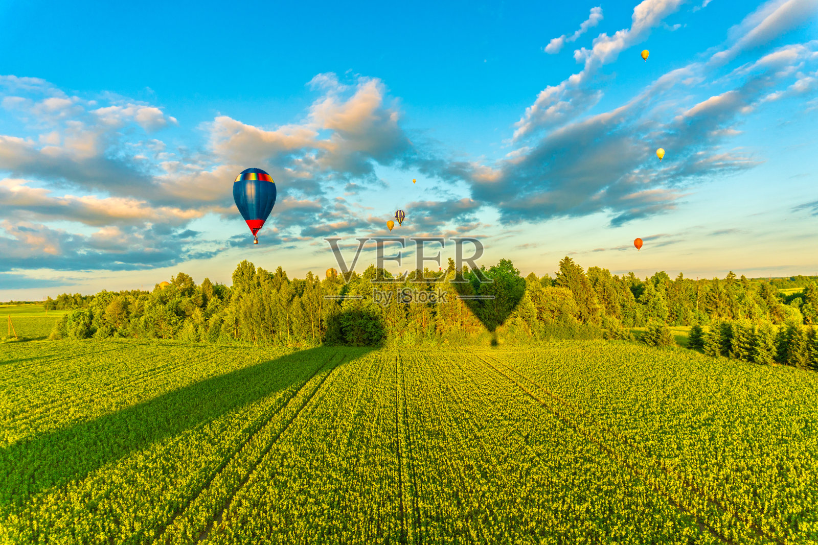 从热气球上鸟瞰风景照片摄影图片