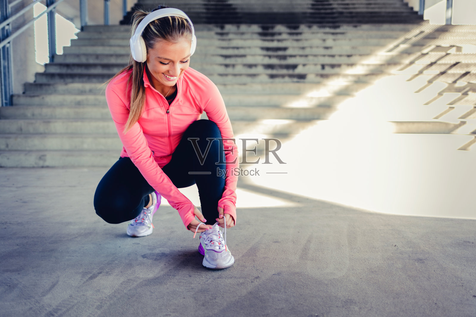 高加索女性，跑步者和运动系鞋带，在夏天户外跑步，健康，健康和健身。女孩，鞋子和阳光准备开始锻炼与训练运动服是健康的。照片摄影图片