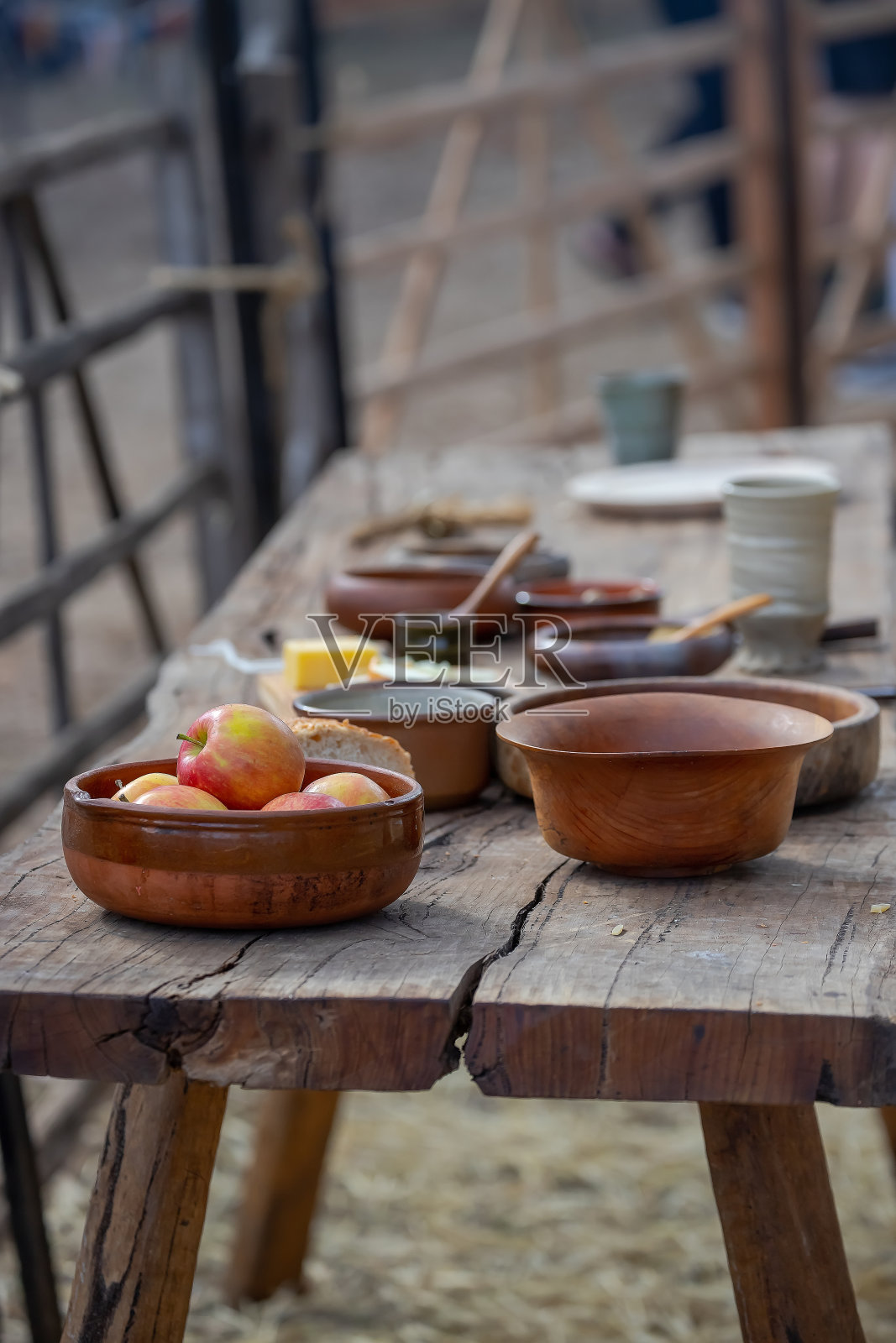 熟透的苹果放在陶瓷碗里(特写)，木桌上的陶器，中世纪的生活方式，静物照片摄影图片