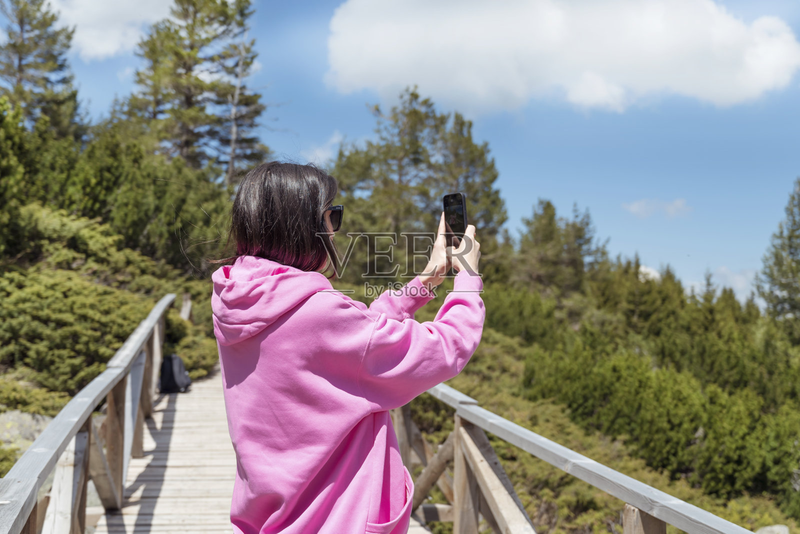 女旅行者在夏山自拍照片摄影图片