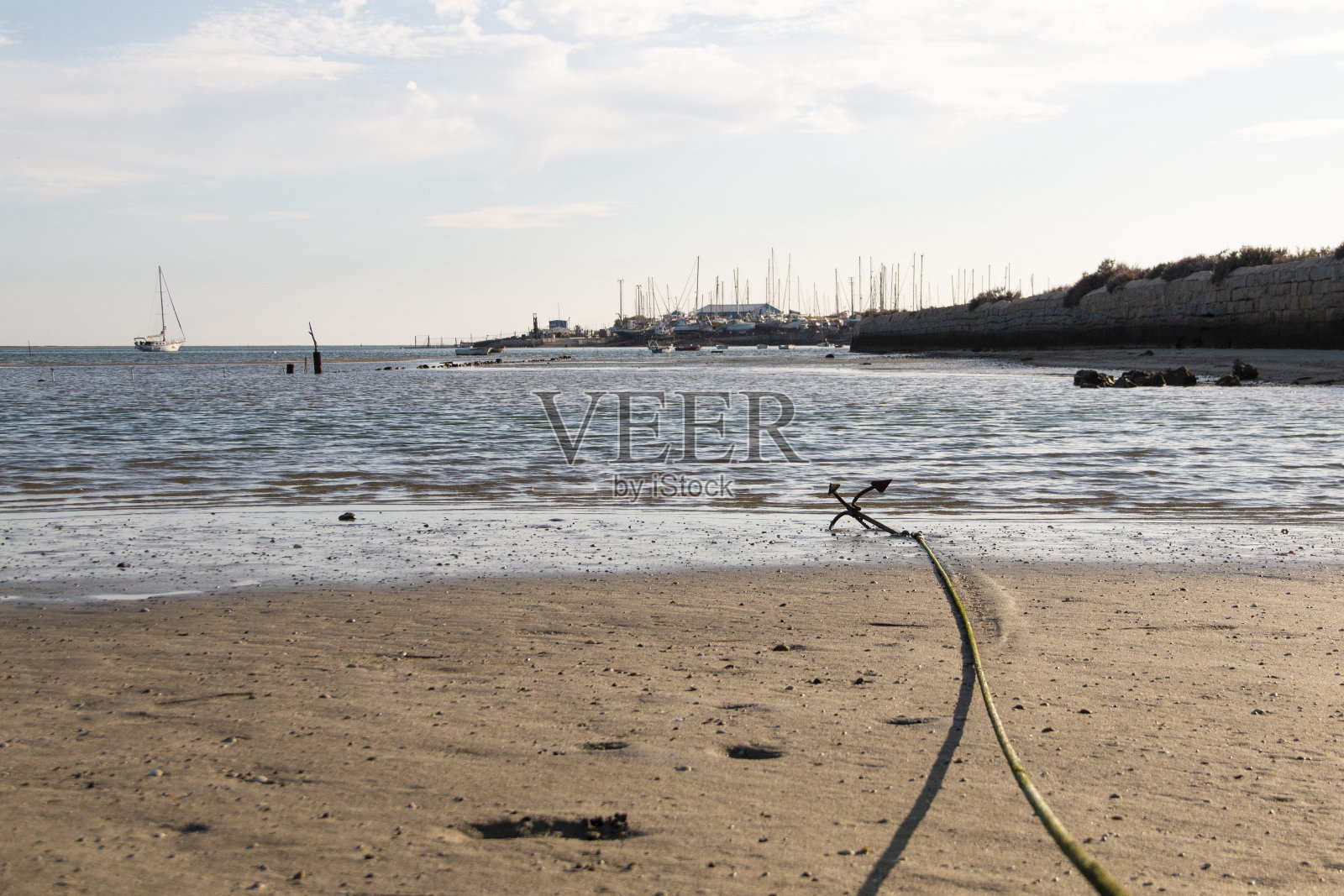 葡萄牙阿尔加维海岸的沼泽，有船只、码头、游艇，甚至船锚照片摄影图片