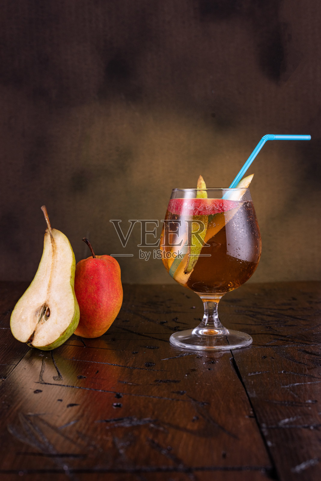 含切片的水果鸡尾酒（复古风）照片摄影图片