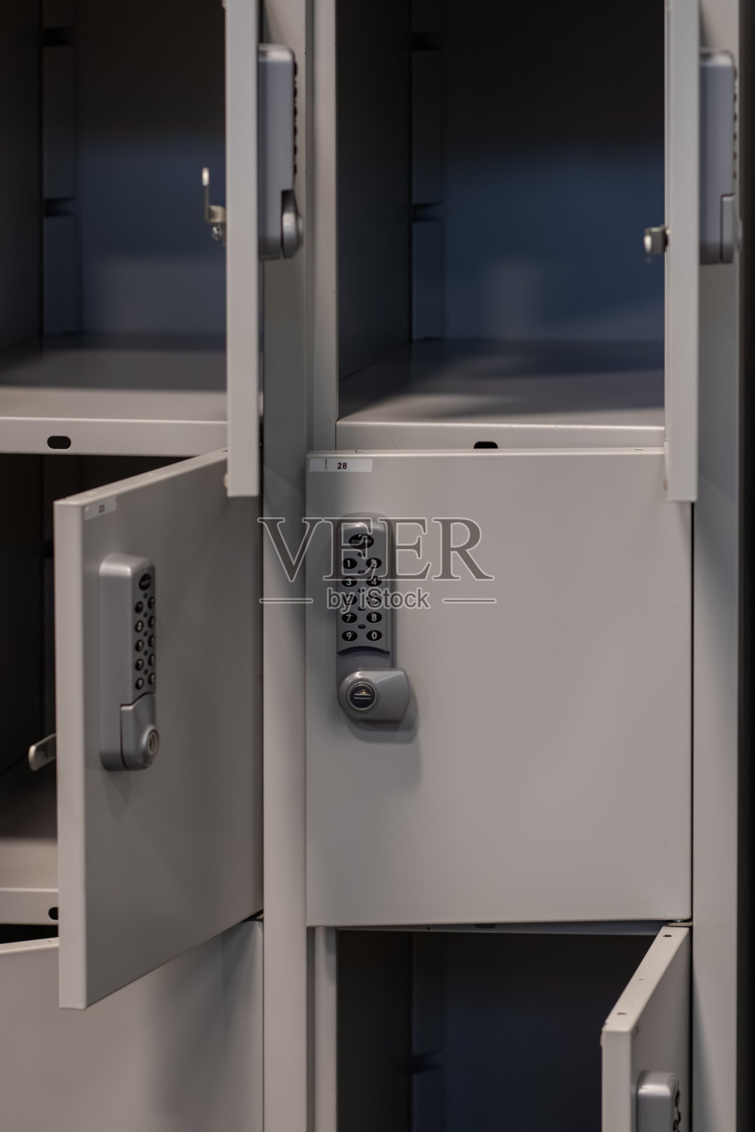 带密码锁的灰色空储物柜照片摄影图片