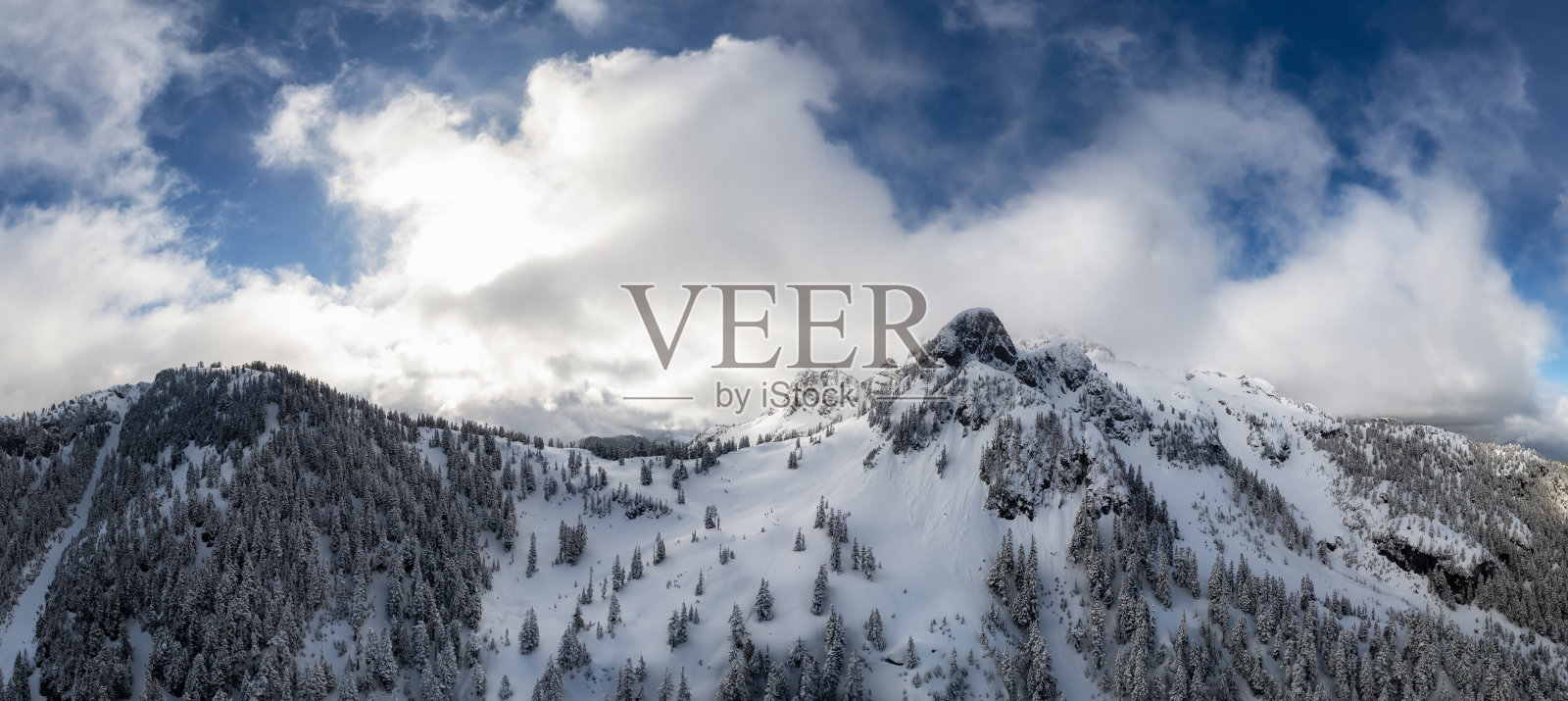 加拿大雪山云雾景观：明媚春日照片摄影图片