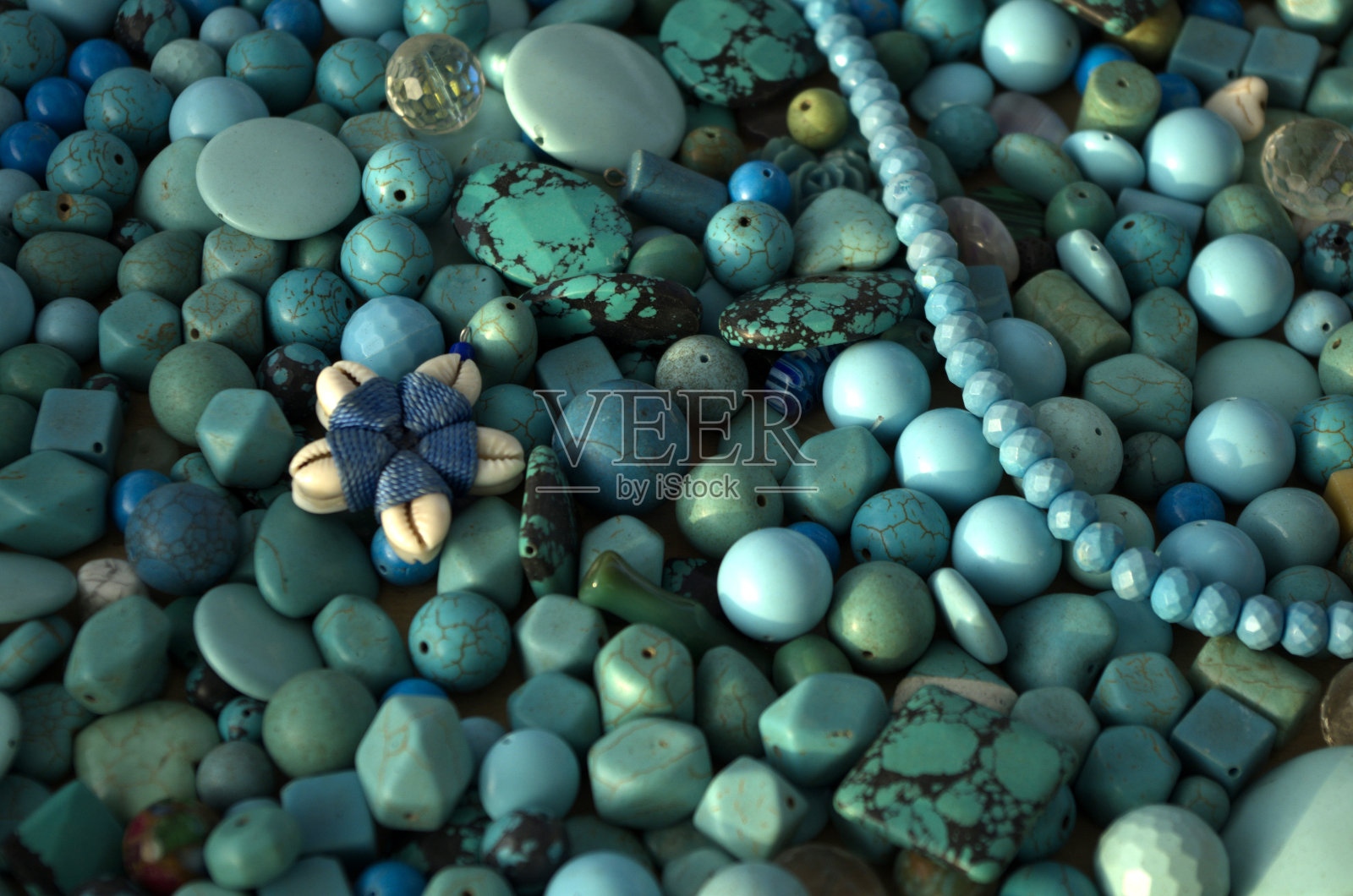 露天市场上的物品、小饰品和小珠子的细节照片摄影图片