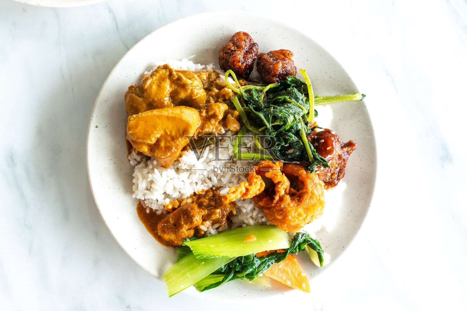 马来西亚马来人及华人自助晚餐，包括菠菜、鸡肉、米饭、排骨等。照片摄影图片